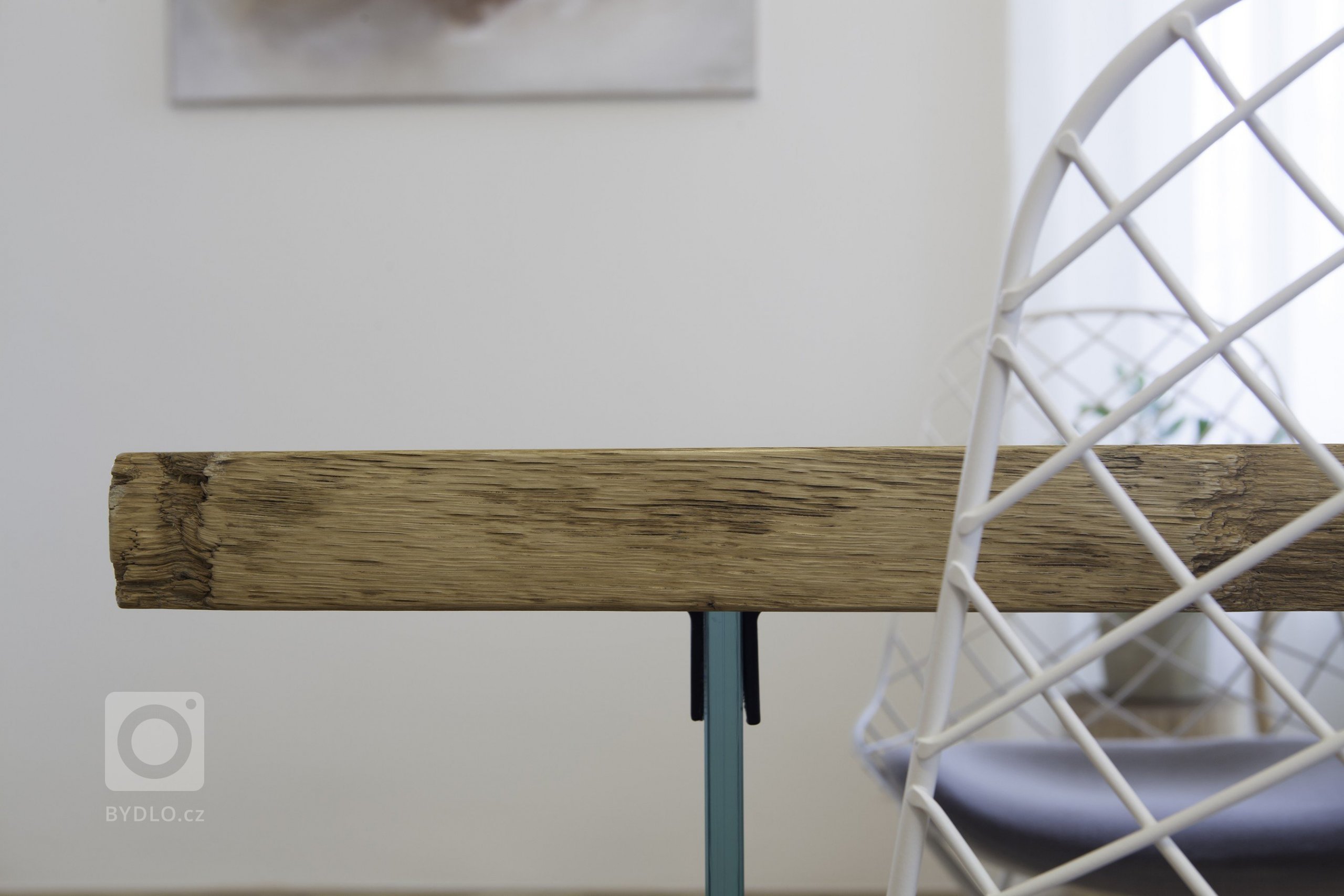 Kuchyňská linka s&nbsp;velkorysým ostrůvkem z materiálu Corian. Netradičním prvkem kuchyně je uzavíratelná část linky, díky které bude kuchyň vypadat uklizeně…