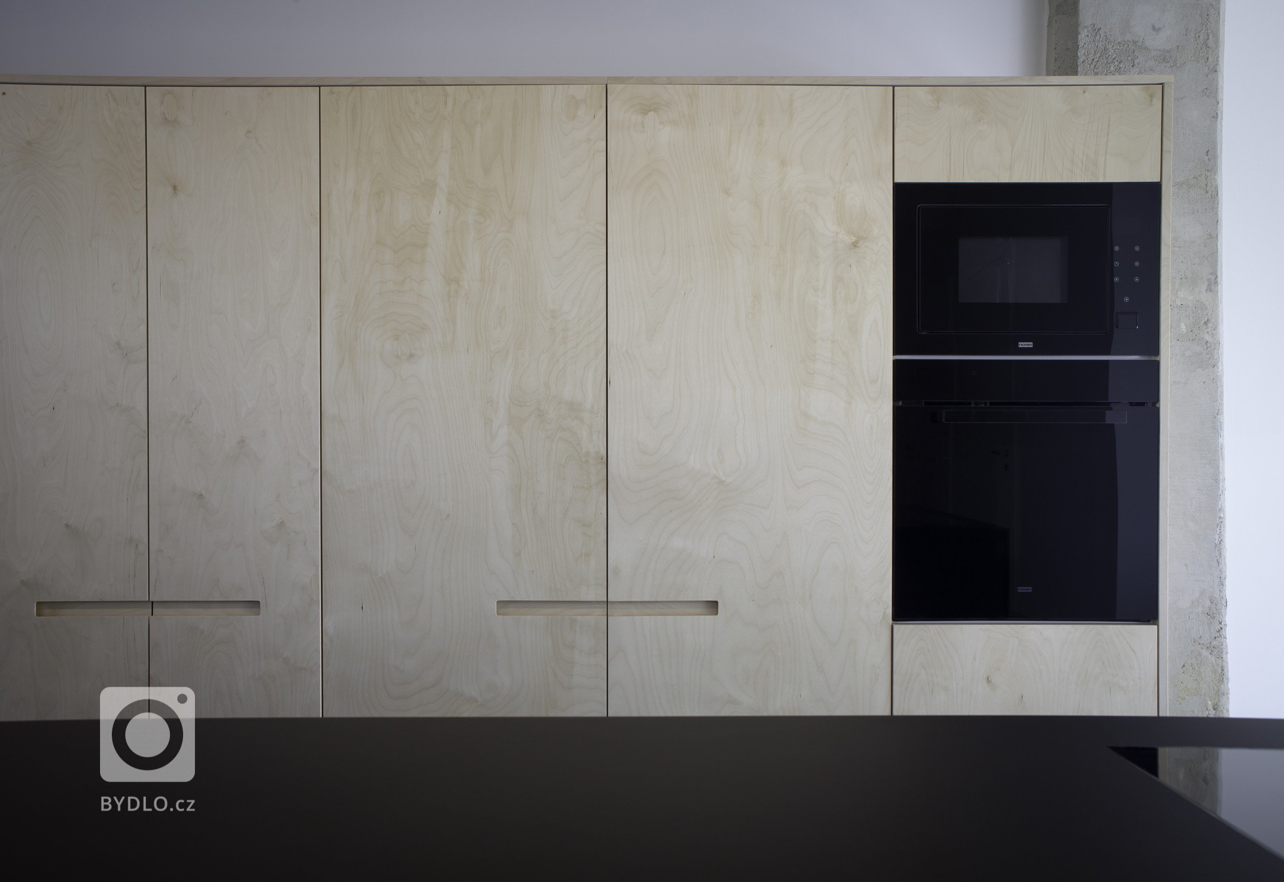 Prostor bývalé brněnské fabriky, upravený k bydlení. V&nbsp;bytě byly ponechány viditelné betonové překlady a části cihlových zdí. Elektroinstalace jsou vedeny…