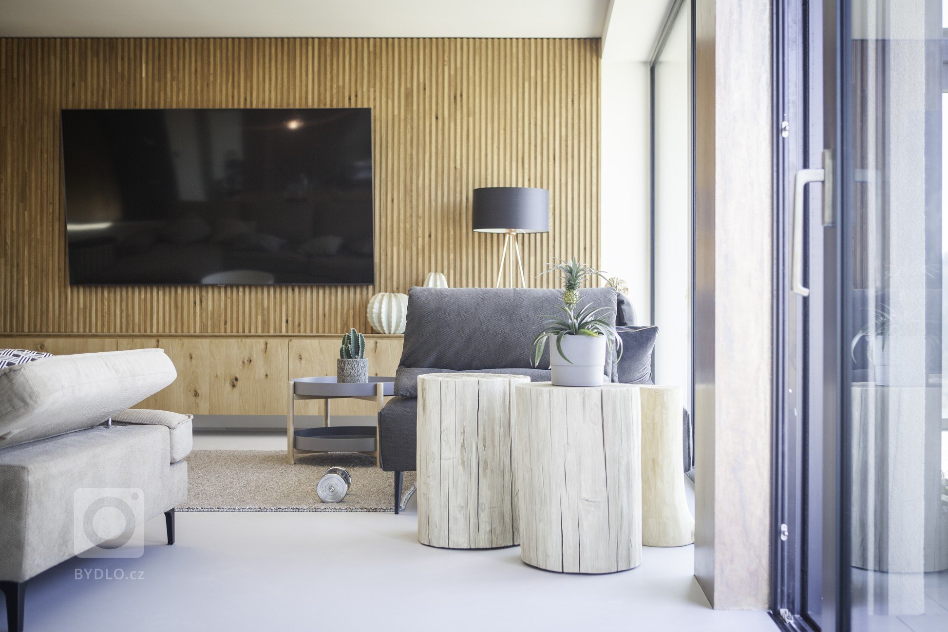 Dubové špalky slouží jako odkládací stolky