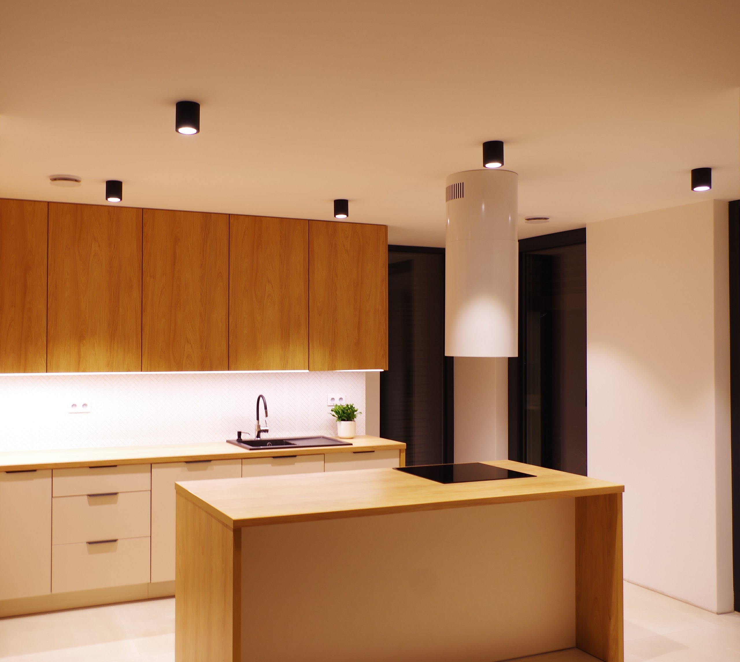 Jak rozmístit LED osvětlení v kuchyni s ostrůvkem
