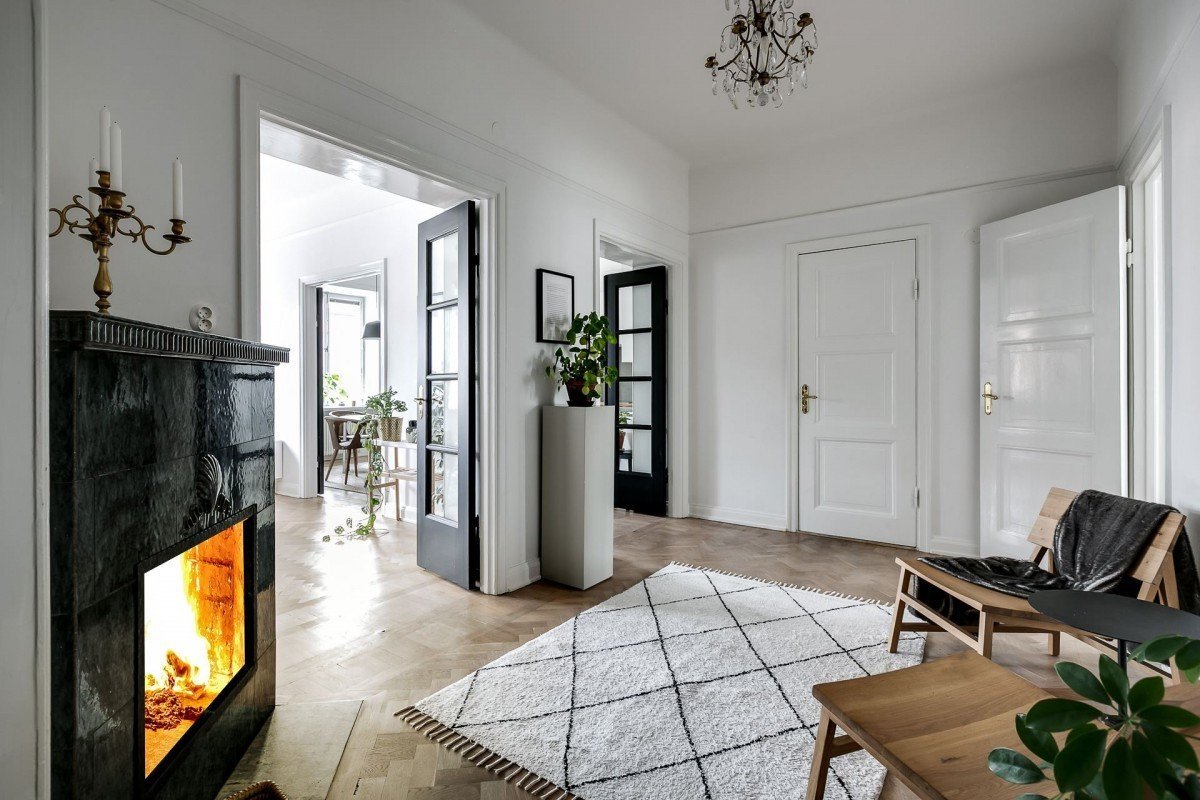 Černé dveře ve skandinávském stylu interiéru