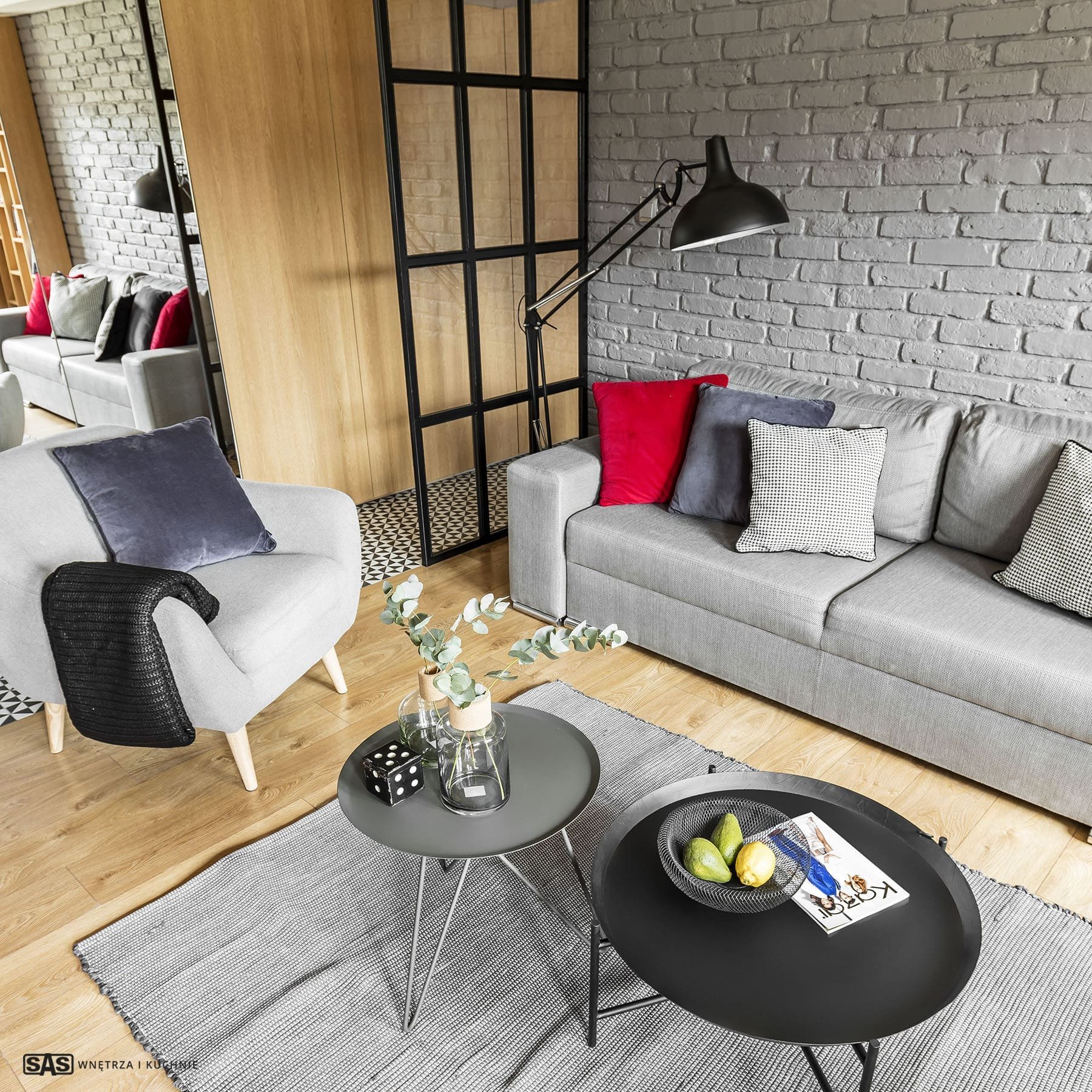 Osobitý interiér - bydlení s šedou