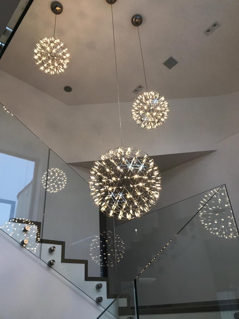 Do schodišťové haly byla vbrána svítidla Moooi - Random.