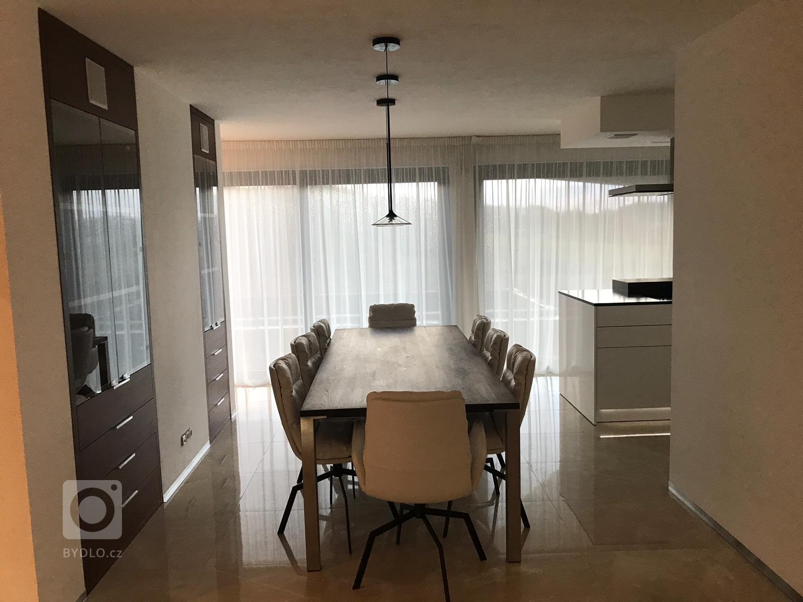 Jídelna se zabudovanými příborníky.