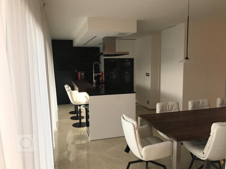 add picture to album