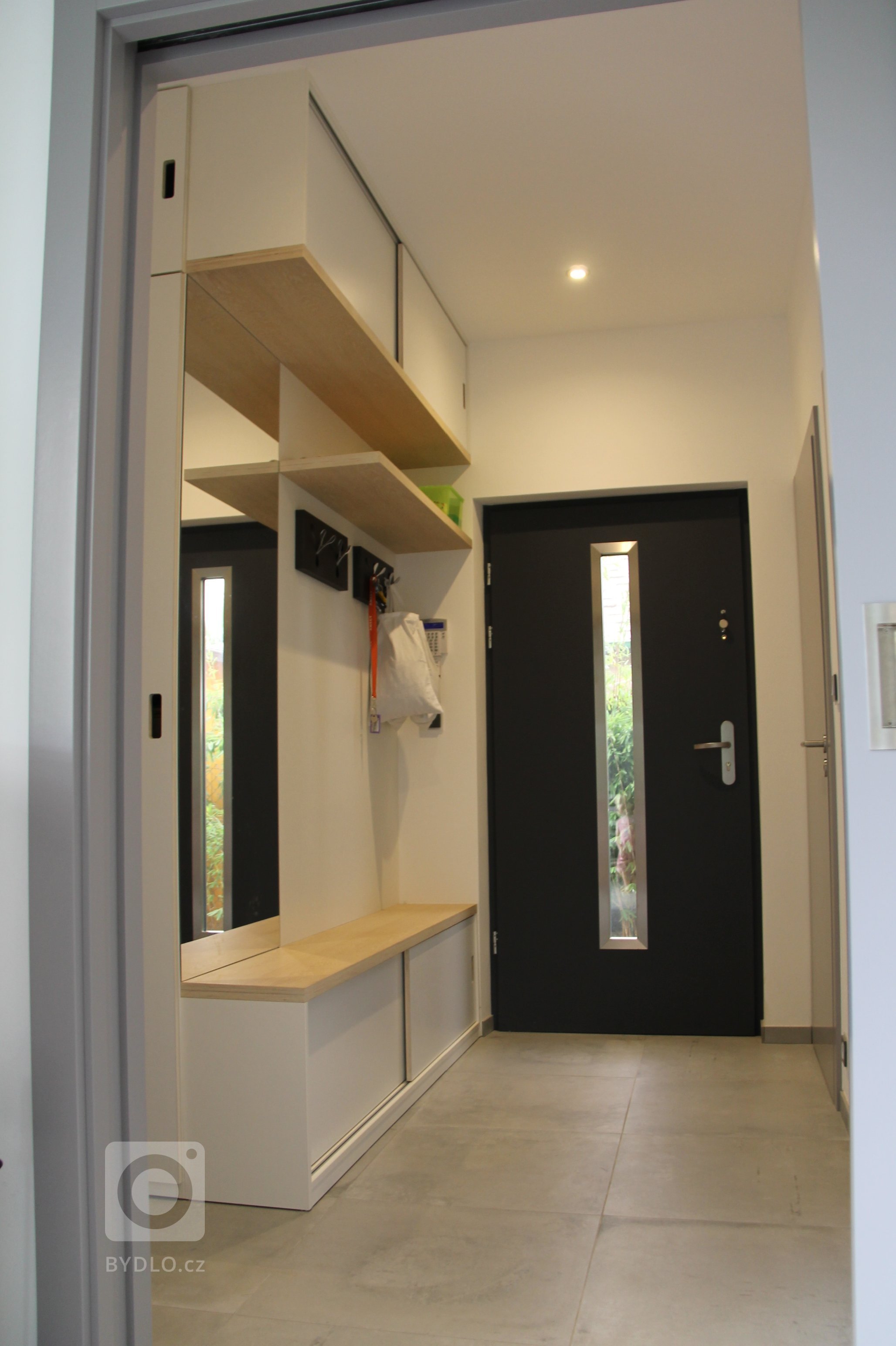 Ze spolupráce s ateliérem Vvem vznikla chata v Kamýku pro náročnou klientku.
