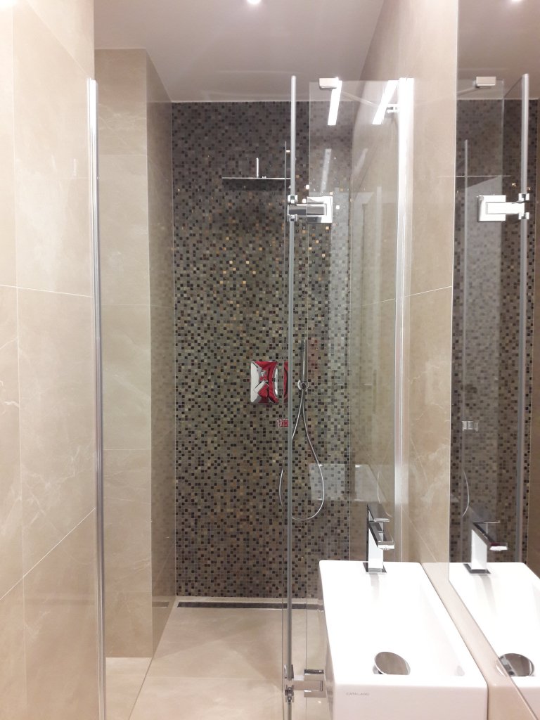 Průchozí sprchový kout před sprchou