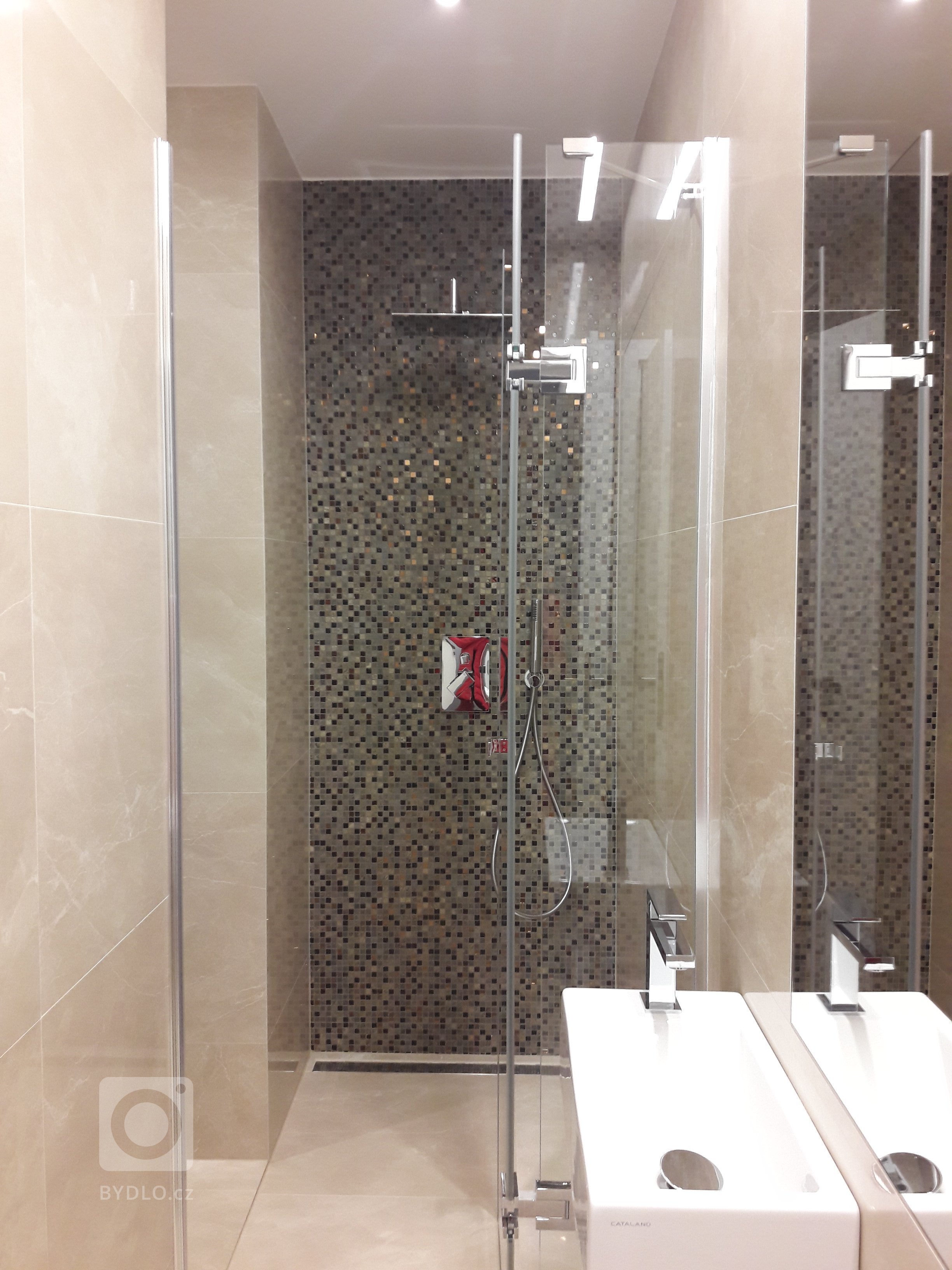 Průchozí sprchový kout před sprchou