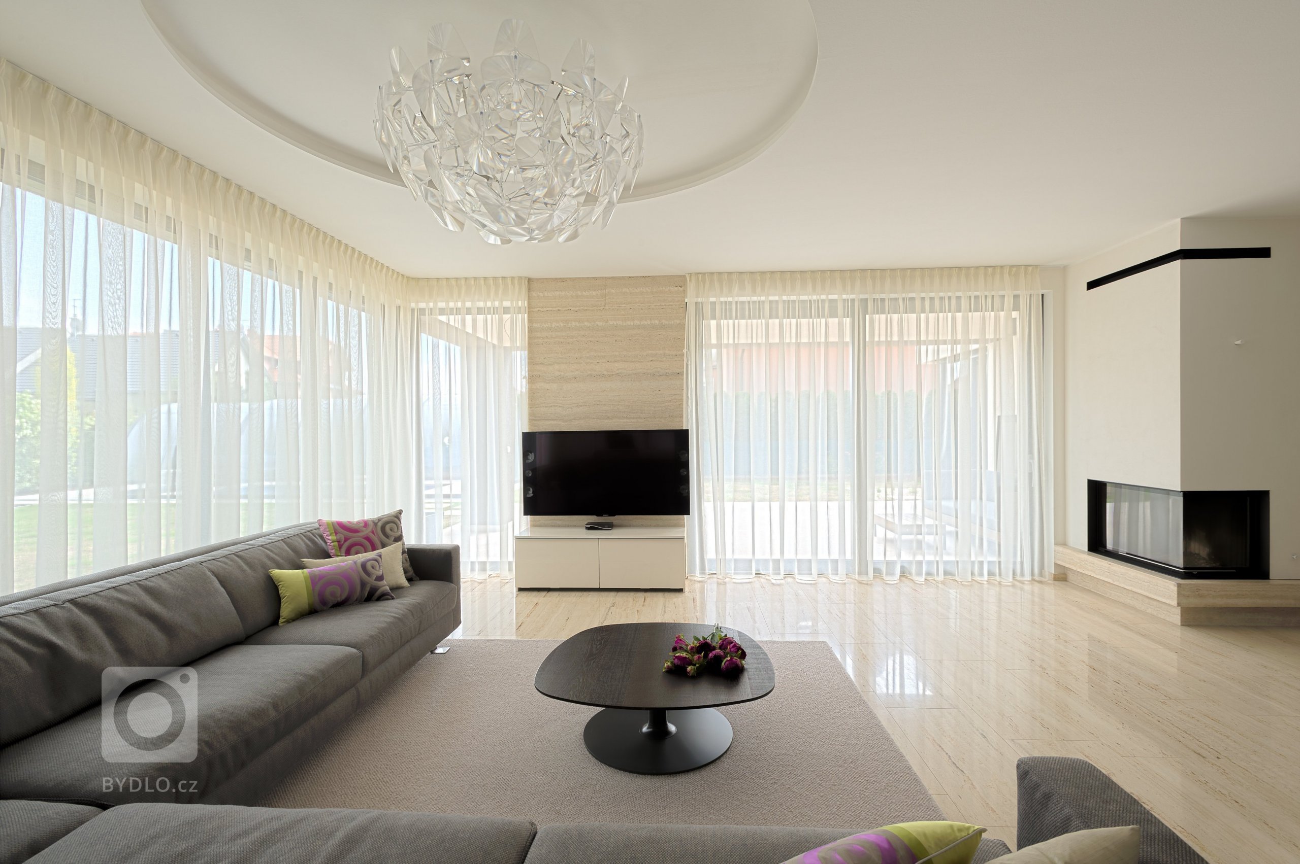 Obývycí pokoj s travertinovým obkladem.