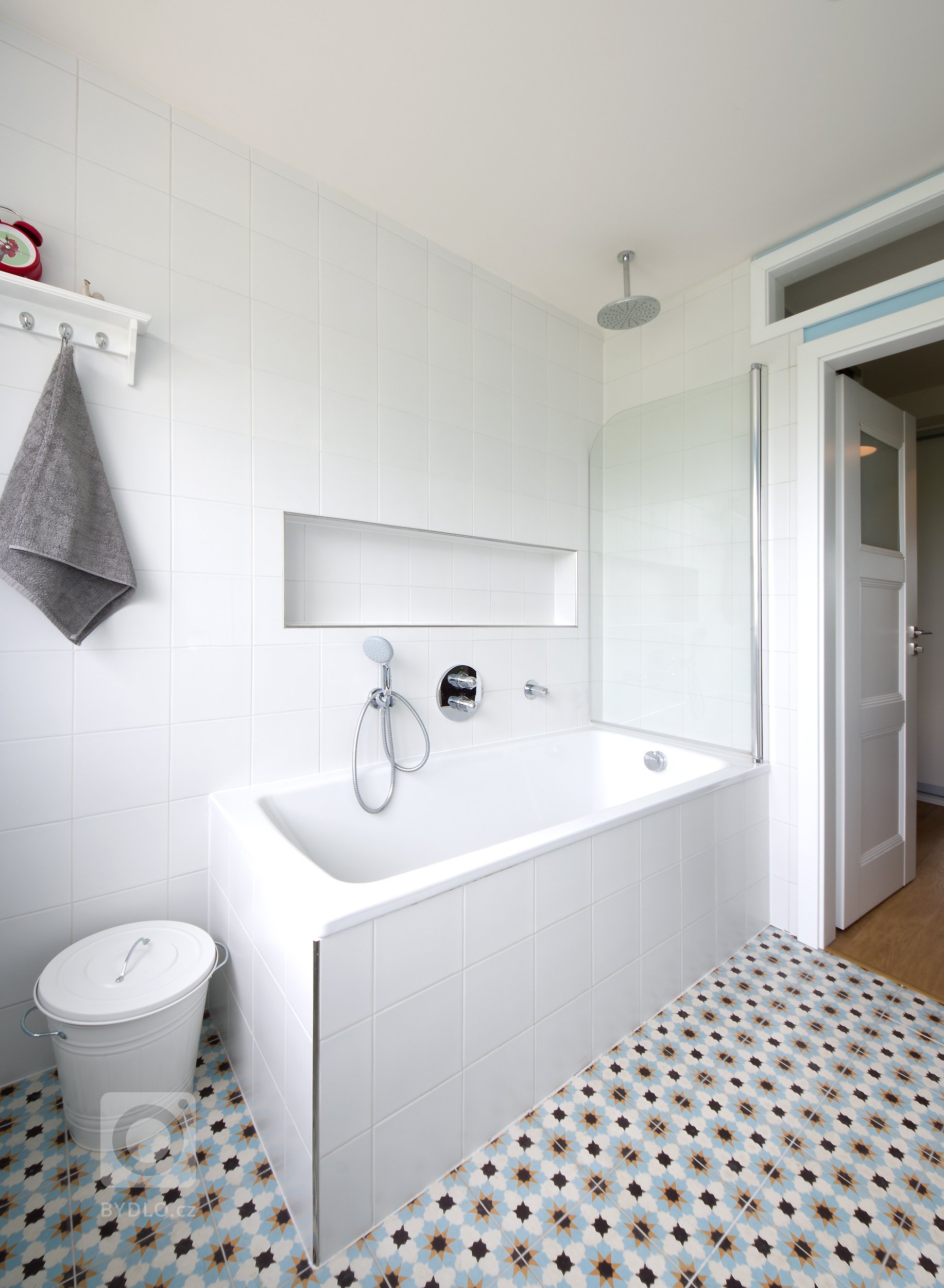 Studie a stavební povolení pro rekonstrukci řadového domu. Návrh interiéru.

Ve spolupráci s Ing.arch. Janem Kučerou, ateliér VJEM.
