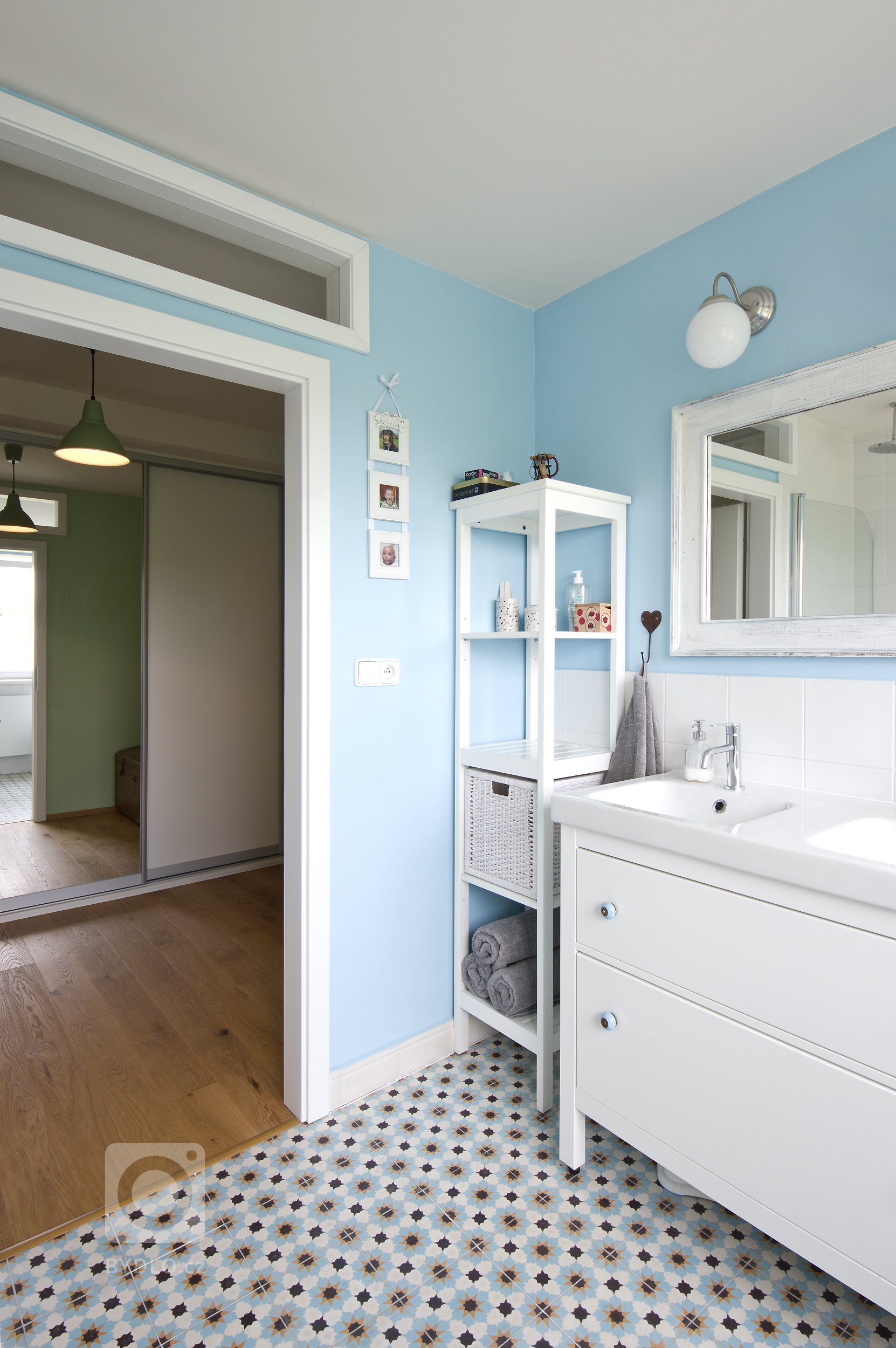 Studie a stavební povolení pro rekonstrukci řadového domu. Návrh interiéru.

Ve spolupráci s Ing.arch. Janem Kučerou, ateliér VJEM.
