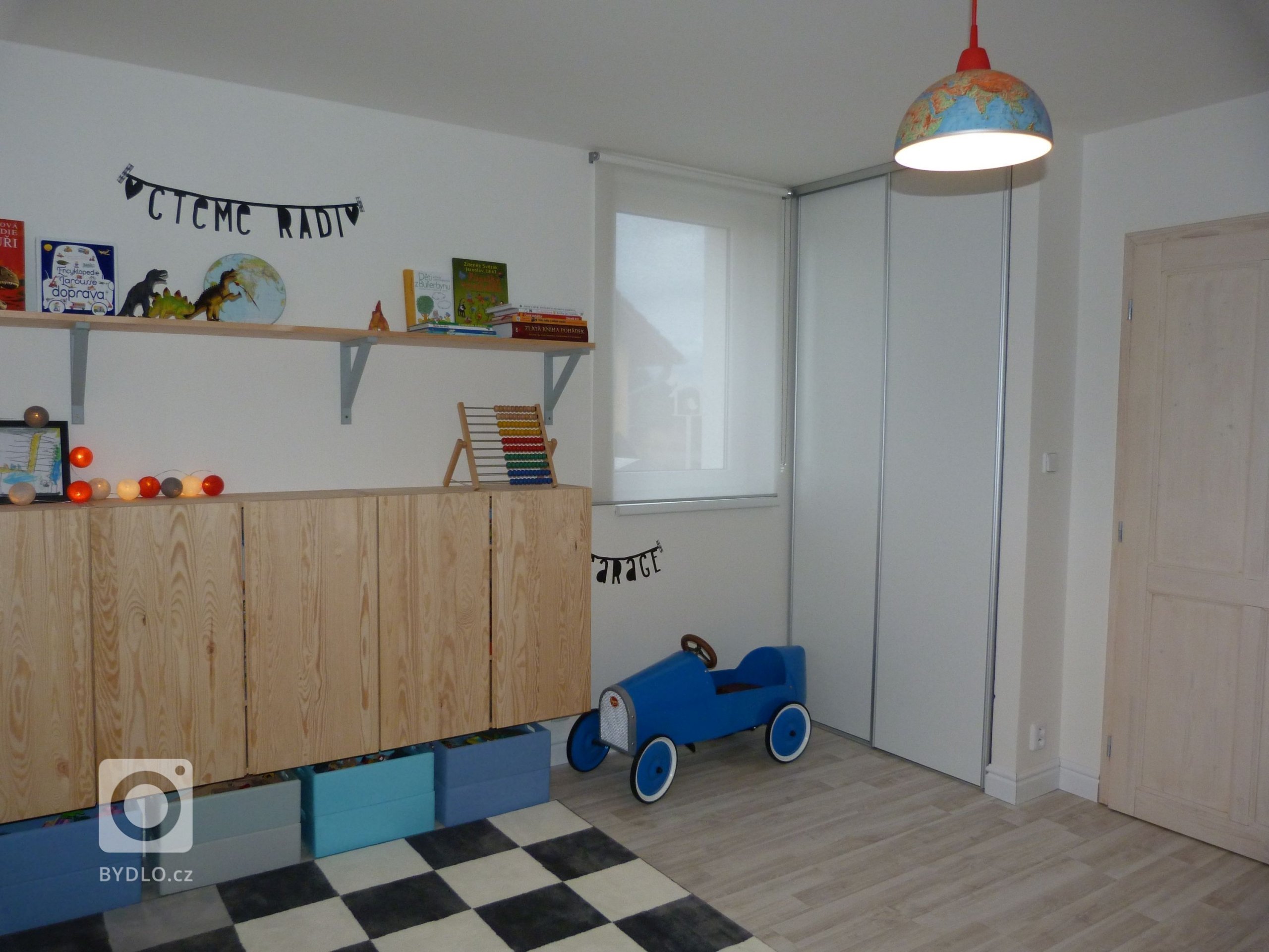 Dětský pokoj pro dva kluky, kteří milují dinosary a červenou barvu. Pokoj je zařízen prakticky a jednoduše. Mnohé z věcí&nbsp;byly recyklovány - ze starých…