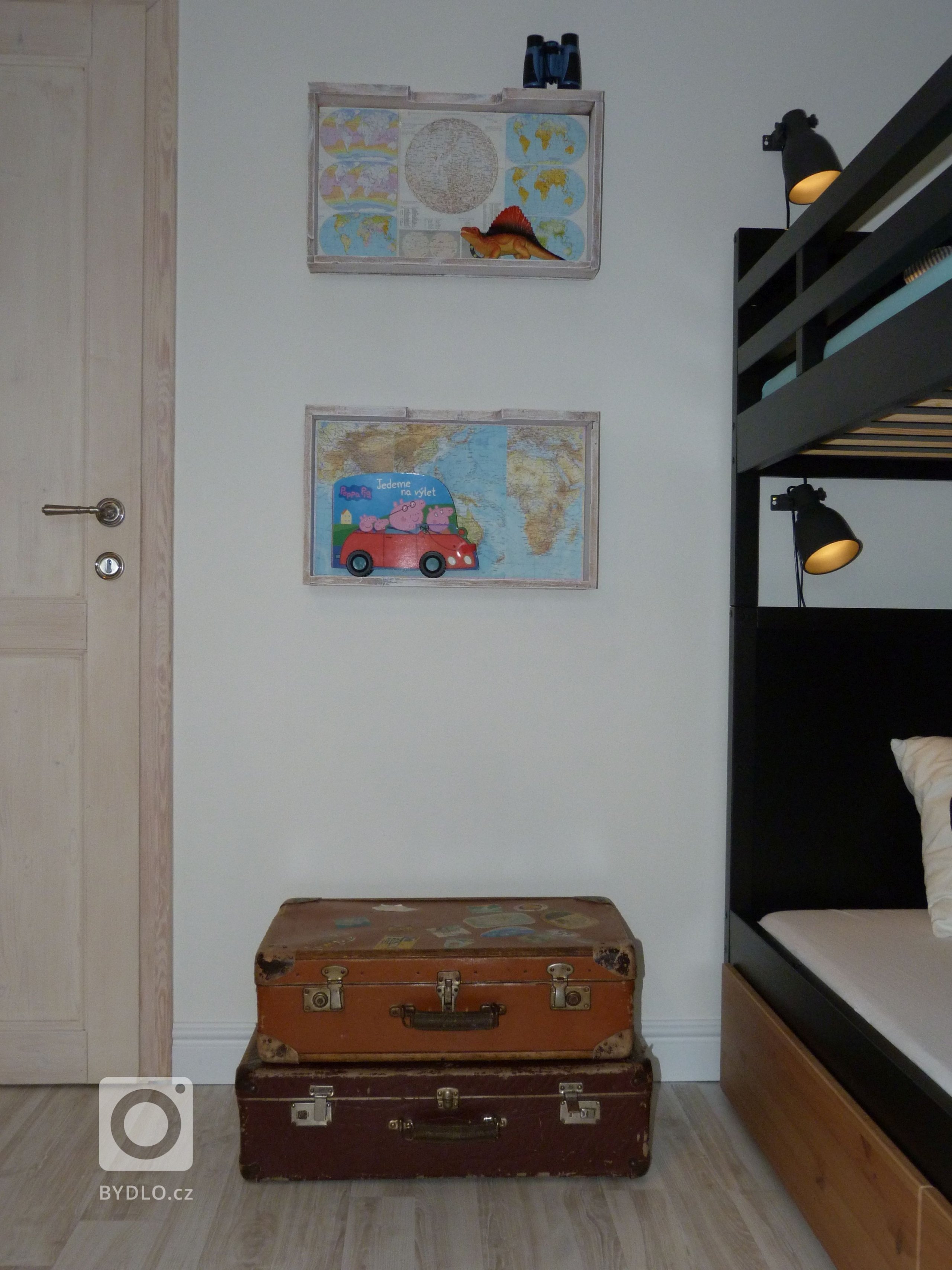 Dětský pokoj pro dva kluky, kteří milují dinosary a červenou barvu. Pokoj je zařízen prakticky a jednoduše. Mnohé z věcí&nbsp;byly recyklovány - ze starých…