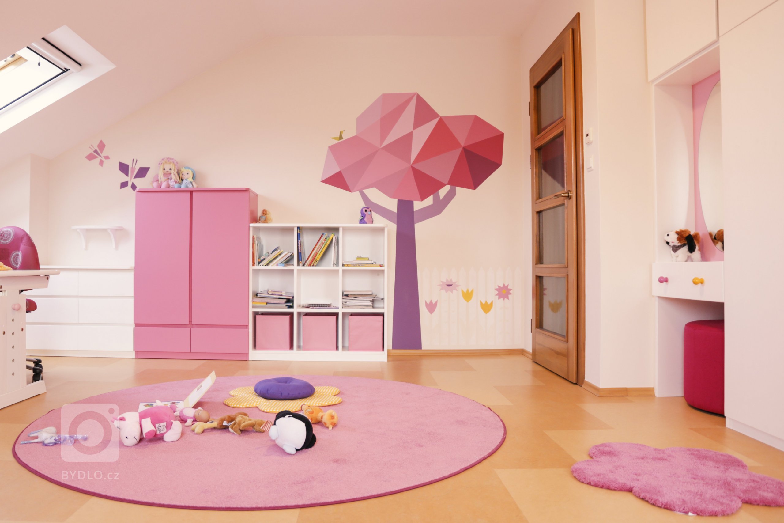 Dva domečky v rozkvetlé zahradě s&nbsp;motýlky. Nábytek do hravých pokojíčků je vyroben z&nbsp;masivu&nbsp;lakovaný bílou barvou splňující&nbsp;nejvyšší…