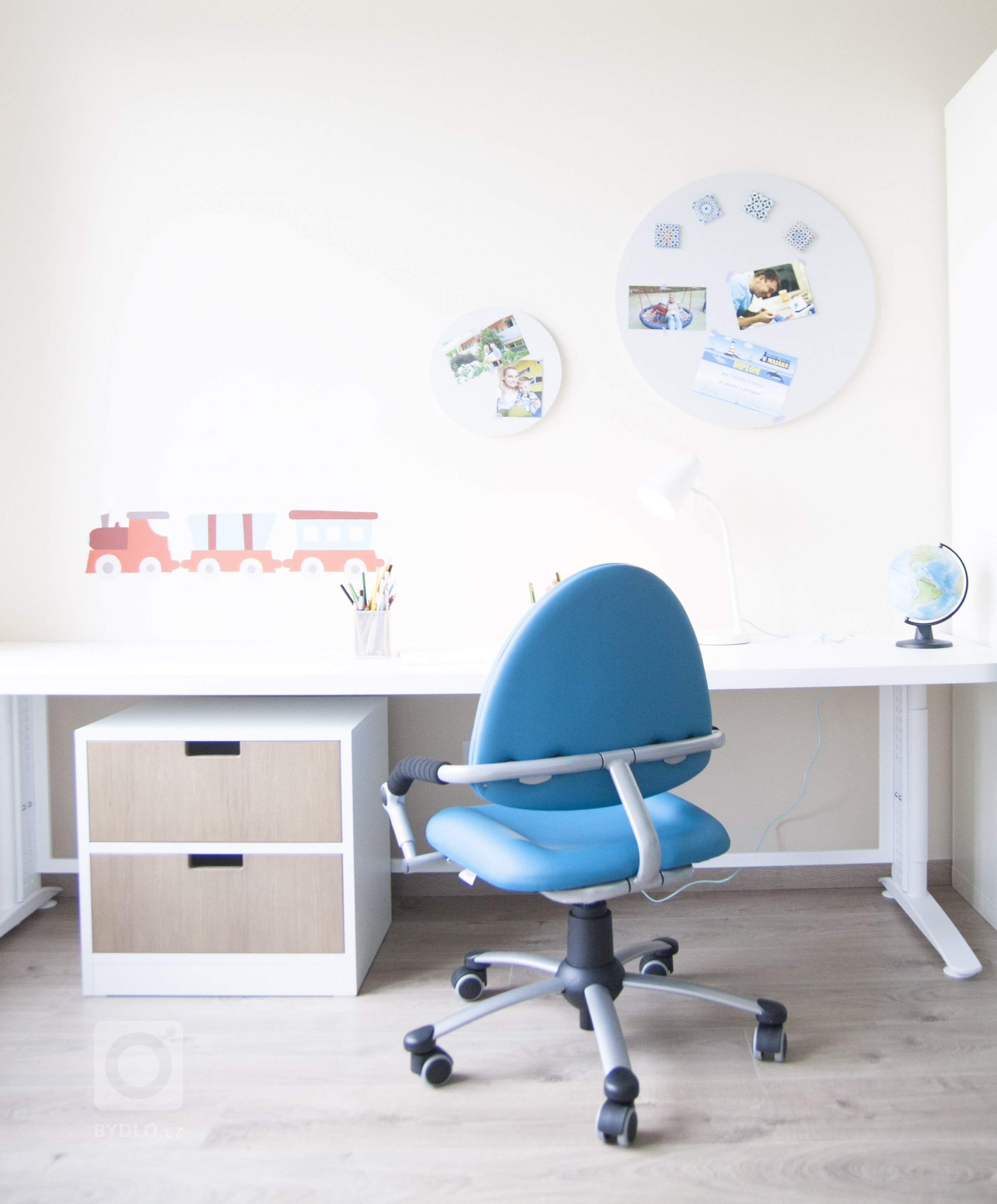 Domeček jako postel i prolézačku si vysnil malý námořník. Koncept domečku umožňuje mít klidovou zónu stejně jako bunkr na &bdquo;stromě&ldquo;. Tematické…