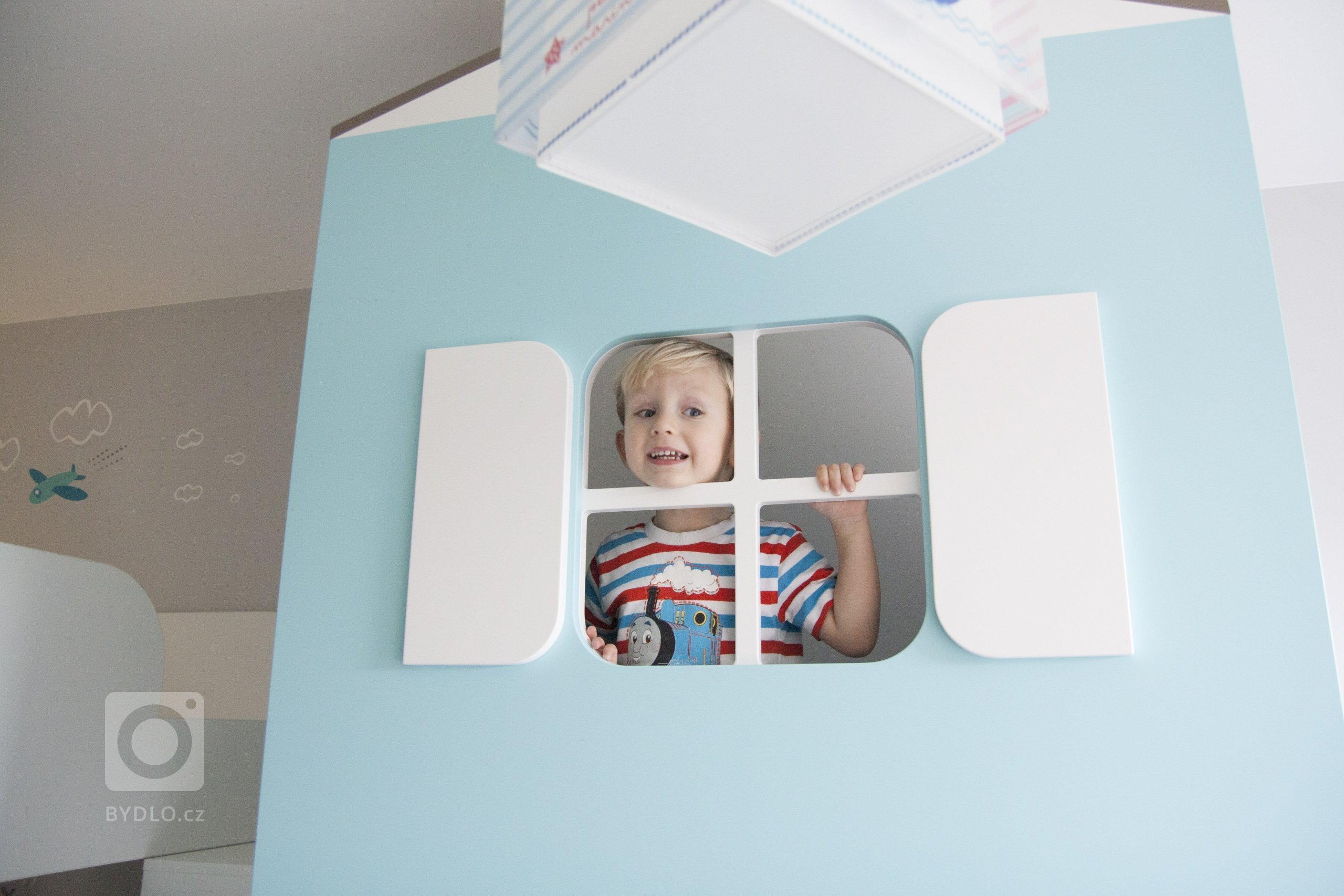 Domeček jako postel i prolézačku si vysnil malý námořník. Koncept domečku umožňuje mít klidovou zónu stejně jako bunkr na &bdquo;stromě&ldquo;. Tematické…