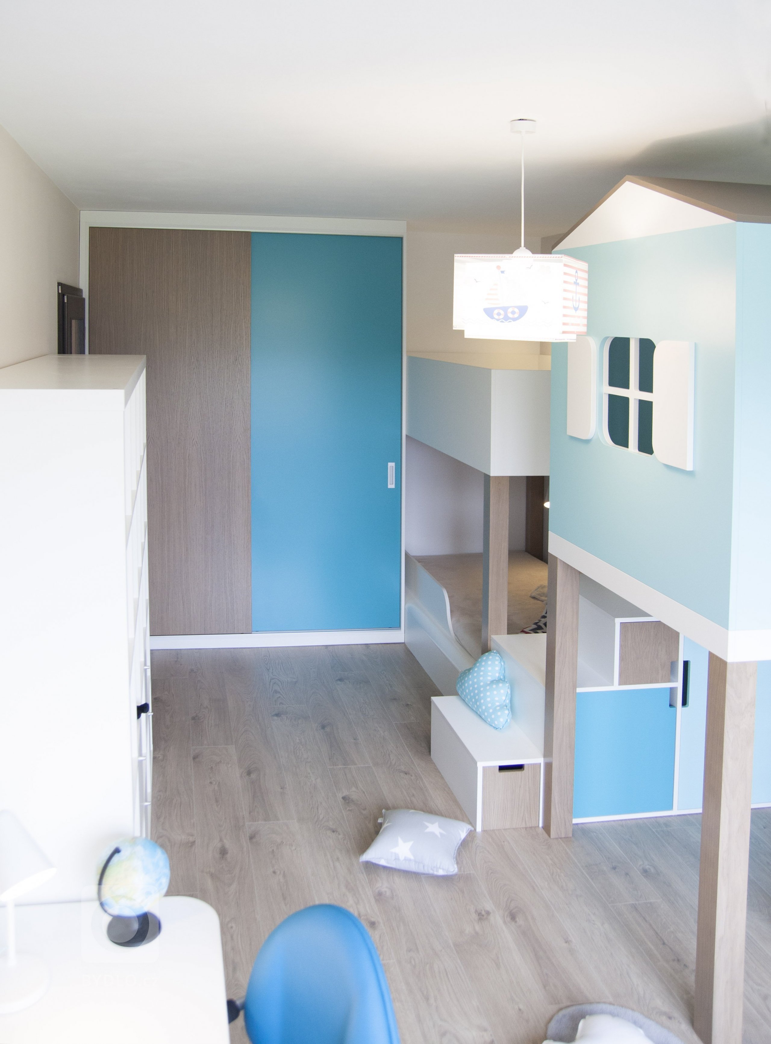 Domeček jako postel i prolézačku si vysnil malý námořník. Koncept domečku umožňuje mít klidovou zónu stejně jako bunkr na &bdquo;stromě&ldquo;. Tematické…