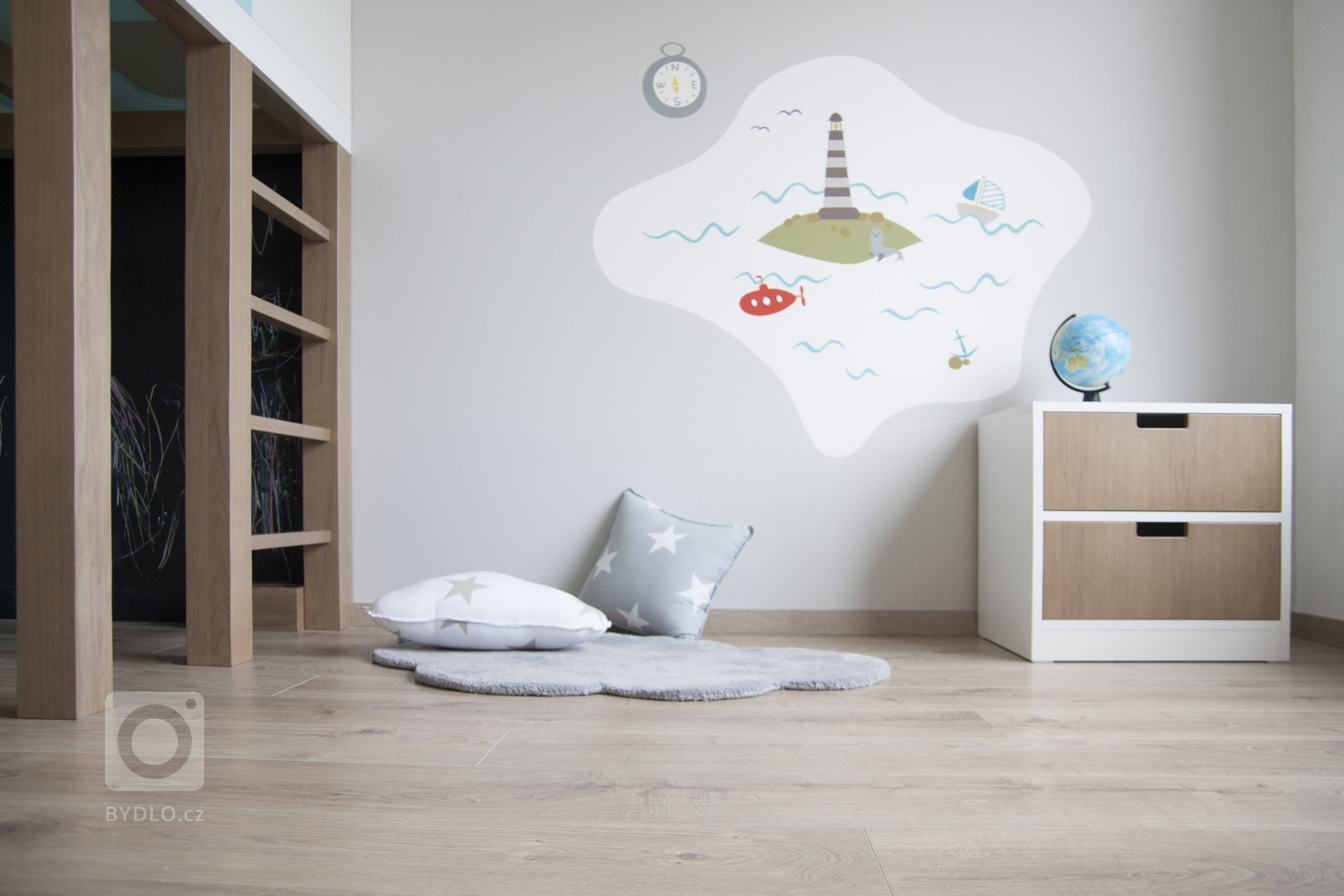 Domeček jako postel i prolézačku si vysnil malý námořník. Koncept domečku umožňuje mít klidovou zónu stejně jako bunkr na &bdquo;stromě&ldquo;. Tematické…