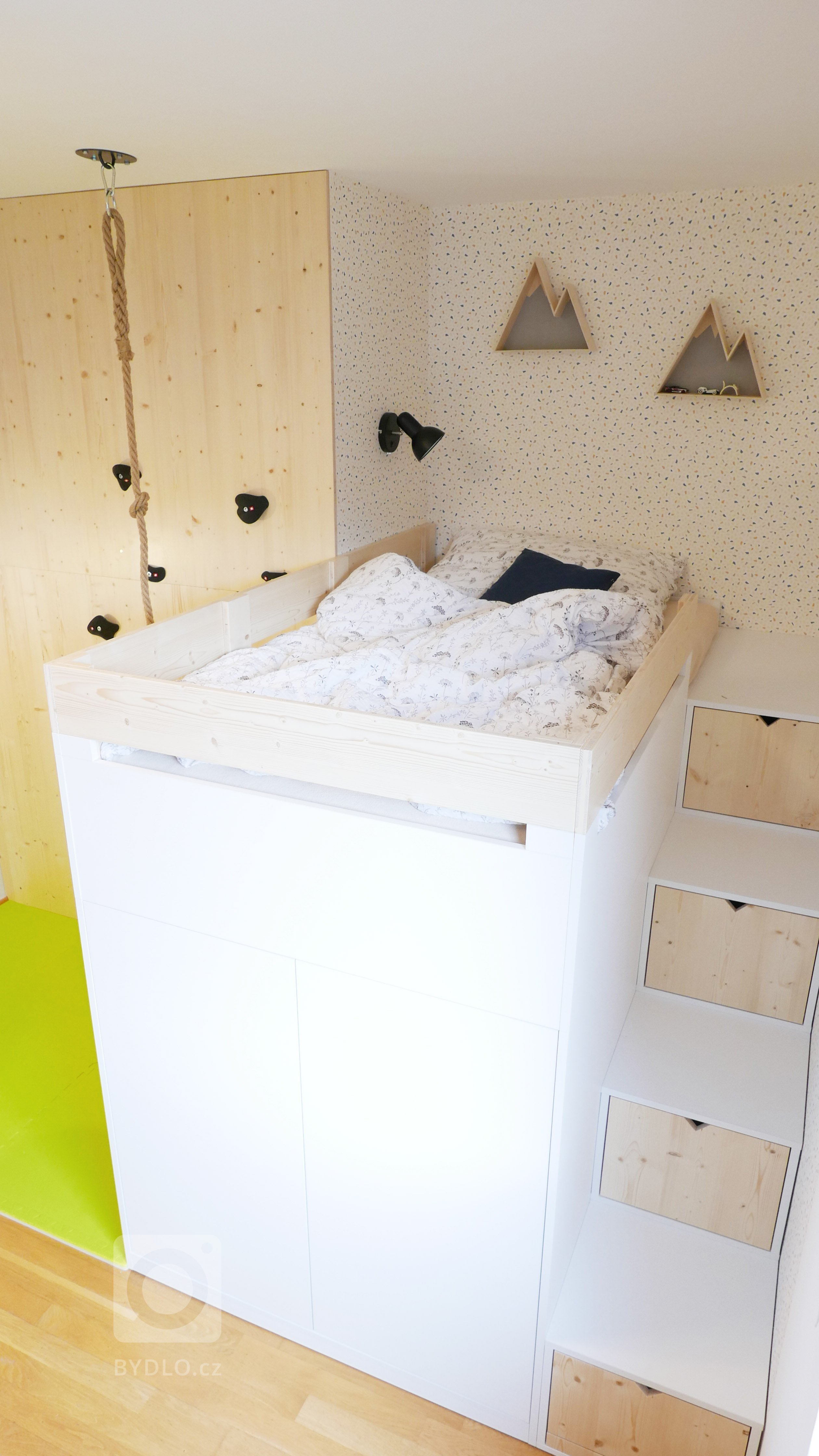 Dětská postel s bunkrem a schůdky