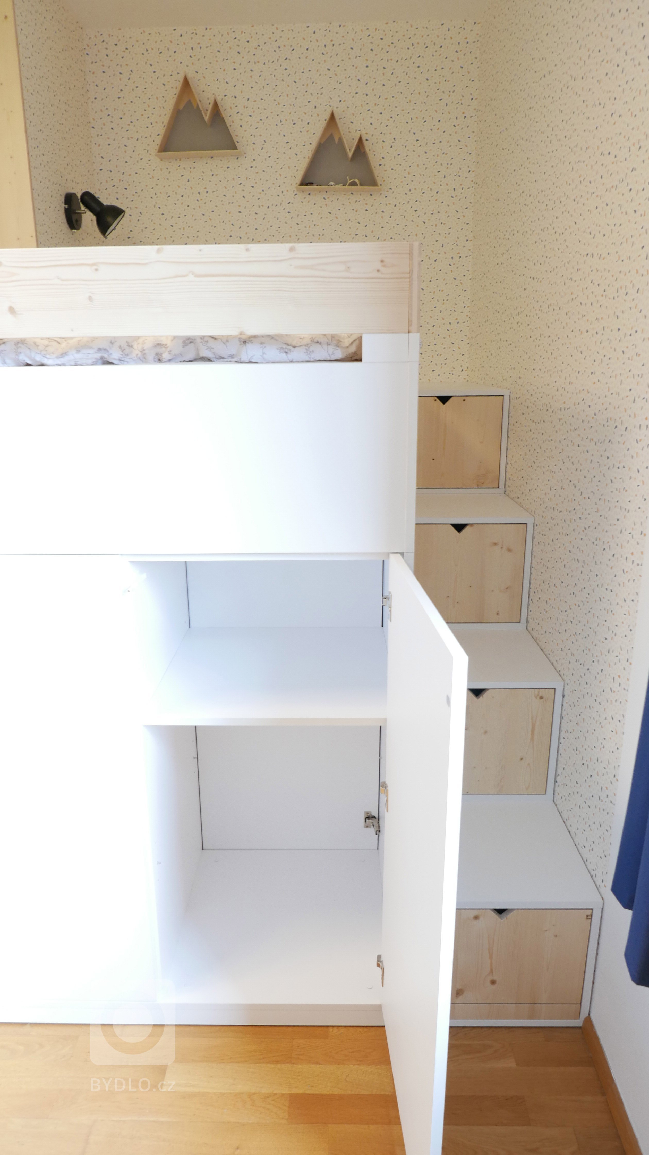 Vestavěná skříň pod dětskou postelí