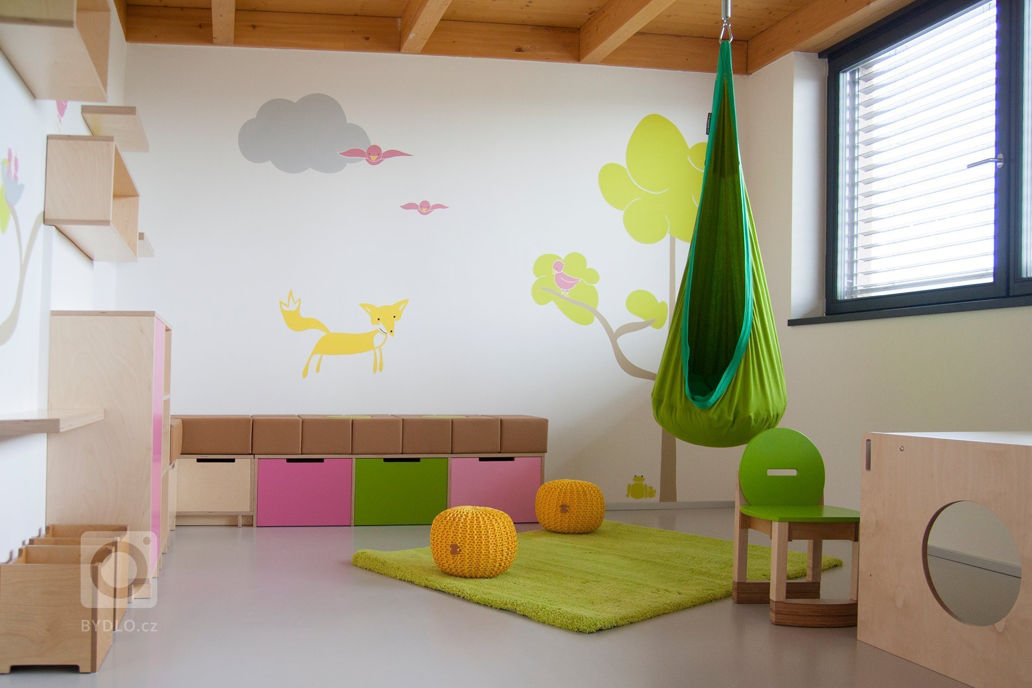 Pokoj je prosluněná herna, kde se děti pořádně vydovádí. Proto jsme zde umístili houpačku a molitanovou stavebnici. Vše je tak připraveno na stavění senzačních…