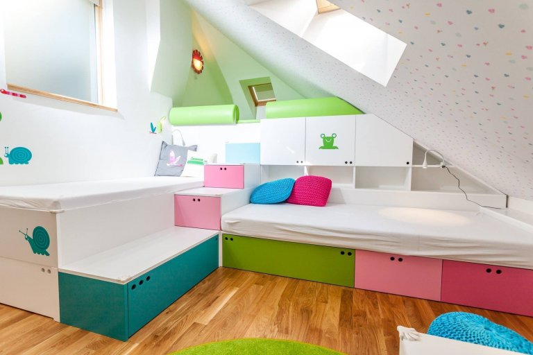 Dětský pokoj pro dvě malé děti v&nbsp;podkroví pětipatrového domu v&nbsp;Holešovicích je řešen stejně jako celý byt v&nbsp;různých výškových úrovních. Hraní u…