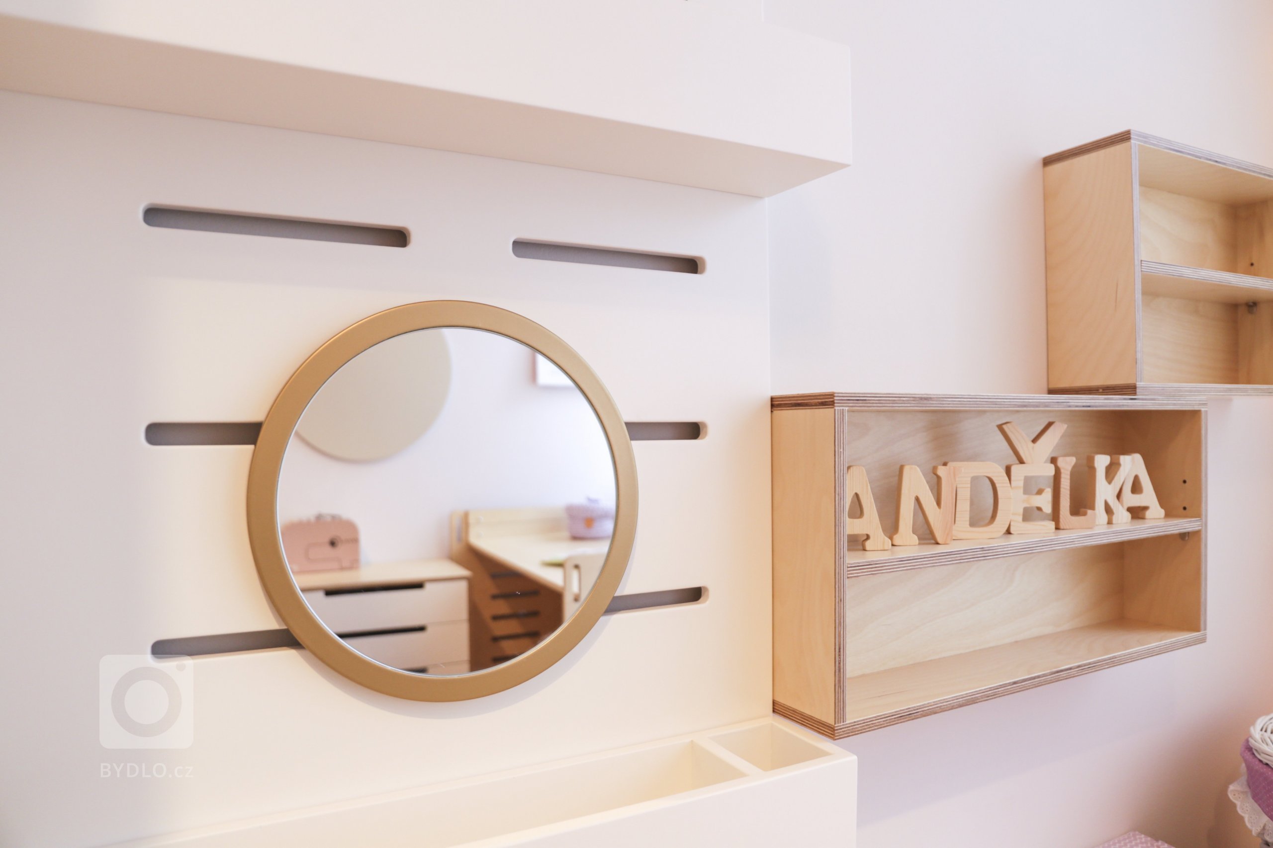 Andělský pokojíček je při svých malých rozměrech hravý, praktický a zároveň originální. Stůl poroste s Andělkou až do dospělosti díky svým čtyřem snadno…