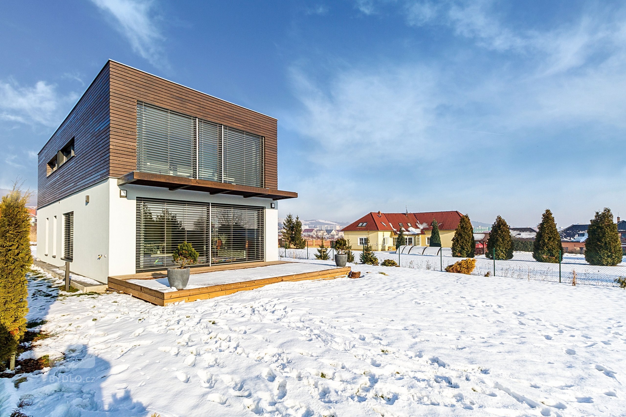 Zadáním rodinného domu v Litoměřicích byla přesná představa klientů o jednopodlažním domě s půdorysem ve tvaru písmene L a s jasně definovanou a vzájemně…