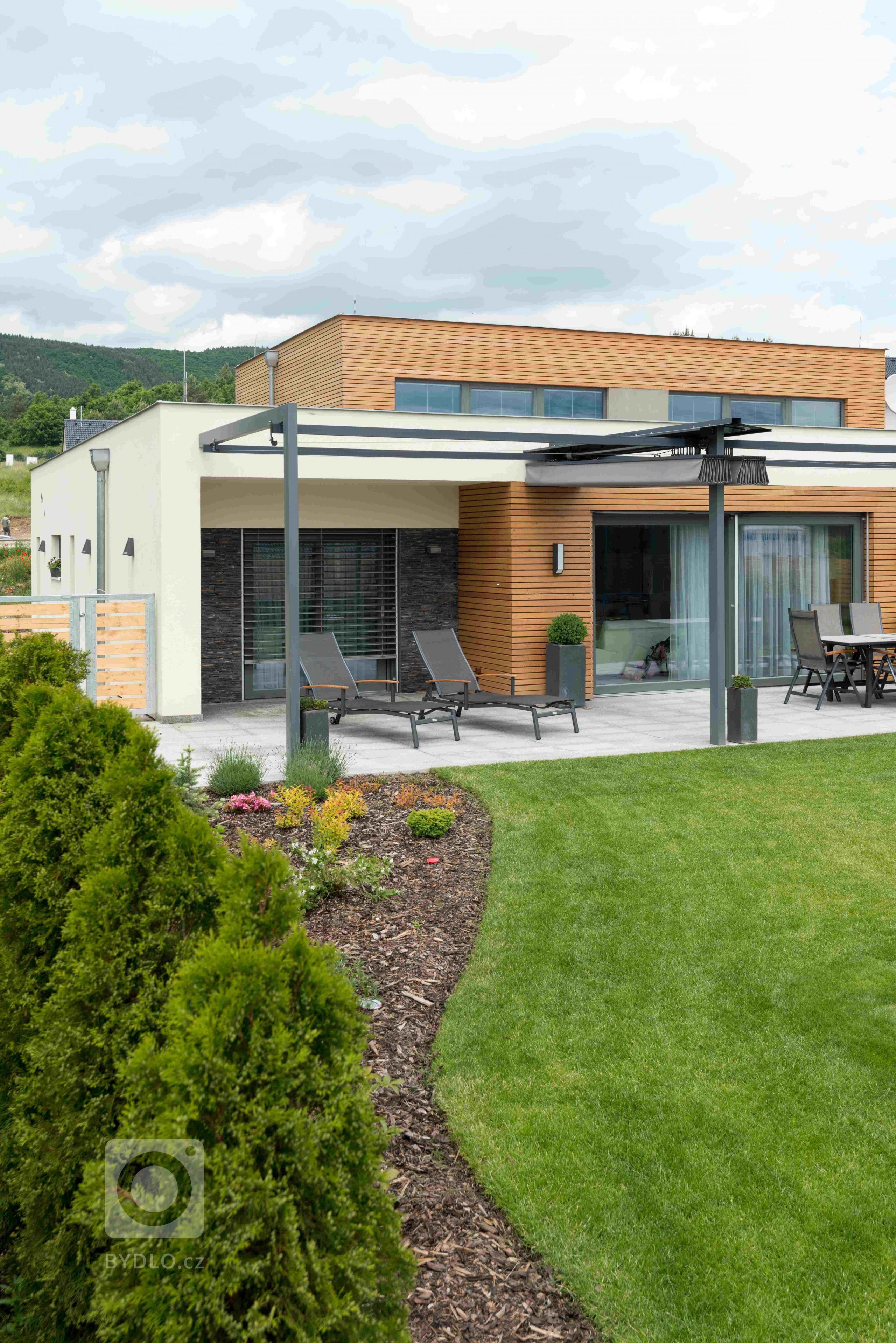 Rodinný dům v Králově Dvoře -&nbsp;absolutní vítěz soutěže a zároveň vítěz kategorie moderní dřevostavby 2015. Dům postavený podle principů učení o životě a…