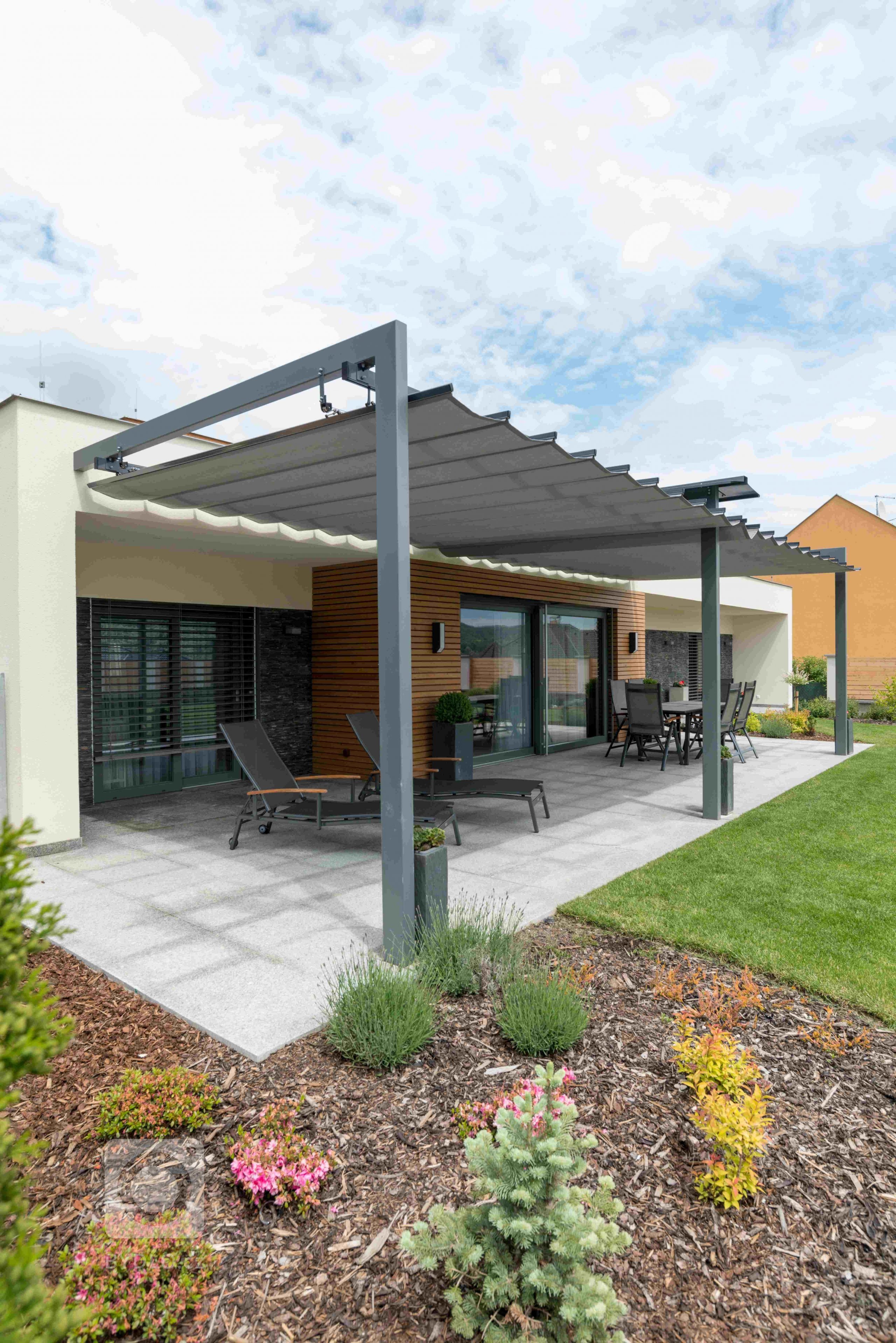 Rodinný dům v Králově Dvoře -&nbsp;absolutní vítěz soutěže a zároveň vítěz kategorie moderní dřevostavby 2015. Dům postavený podle principů učení o životě a…