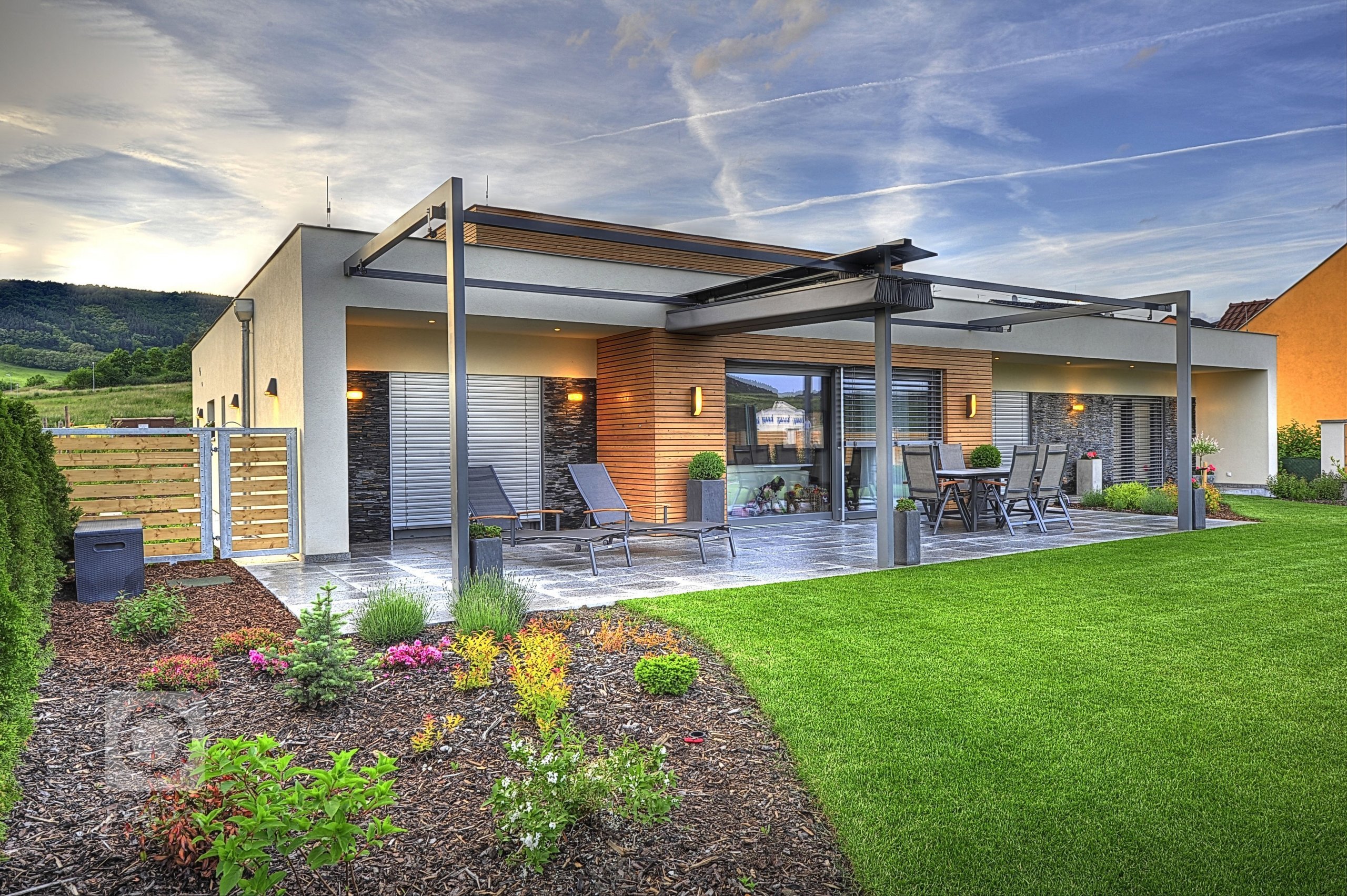 Rodinný dům v Králově Dvoře -&nbsp;absolutní vítěz soutěže a zároveň vítěz kategorie moderní dřevostavby 2015. Dům postavený podle principů učení o životě a…