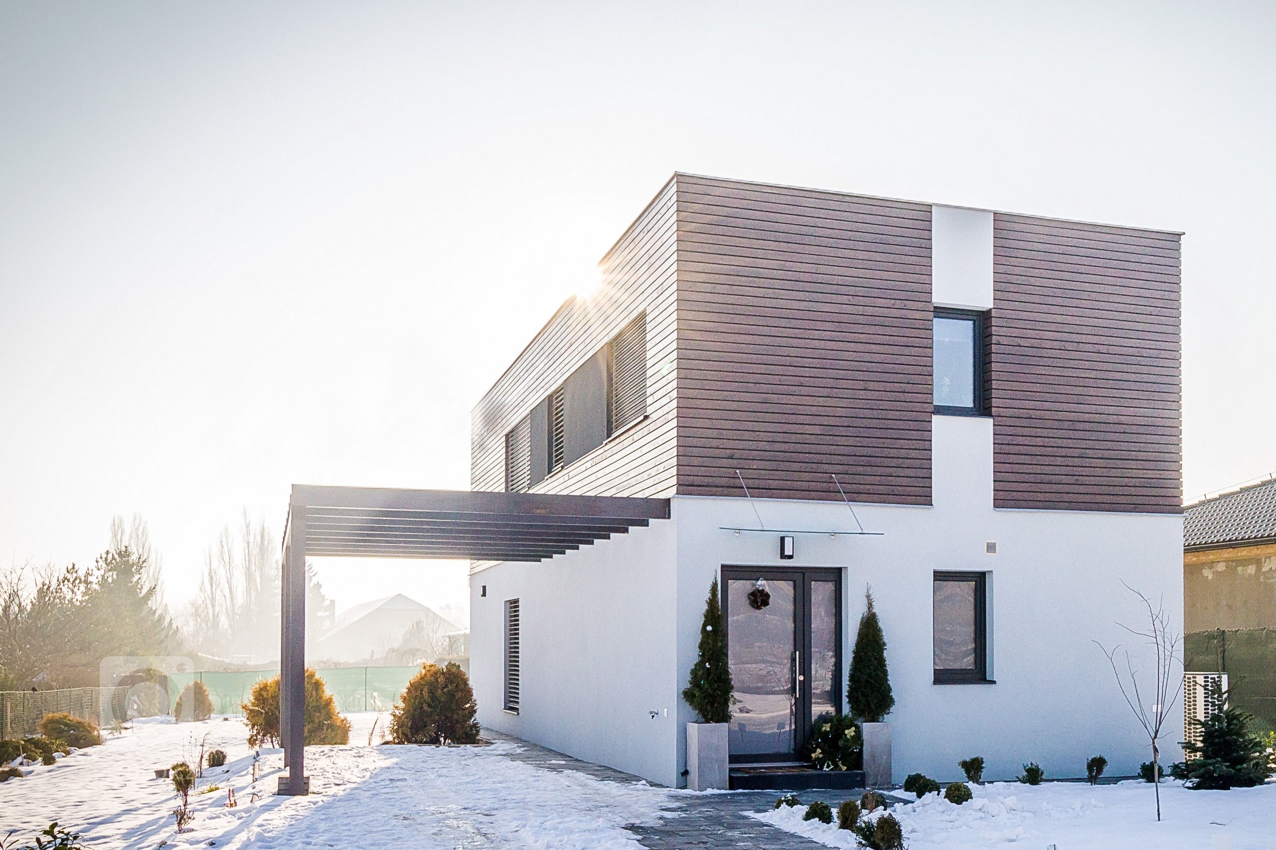 Zadáním rodinného domu v Litoměřicích byla přesná představa klientů o jednopodlažním domě s půdorysem ve tvaru písmene L a s jasně definovanou a vzájemně…