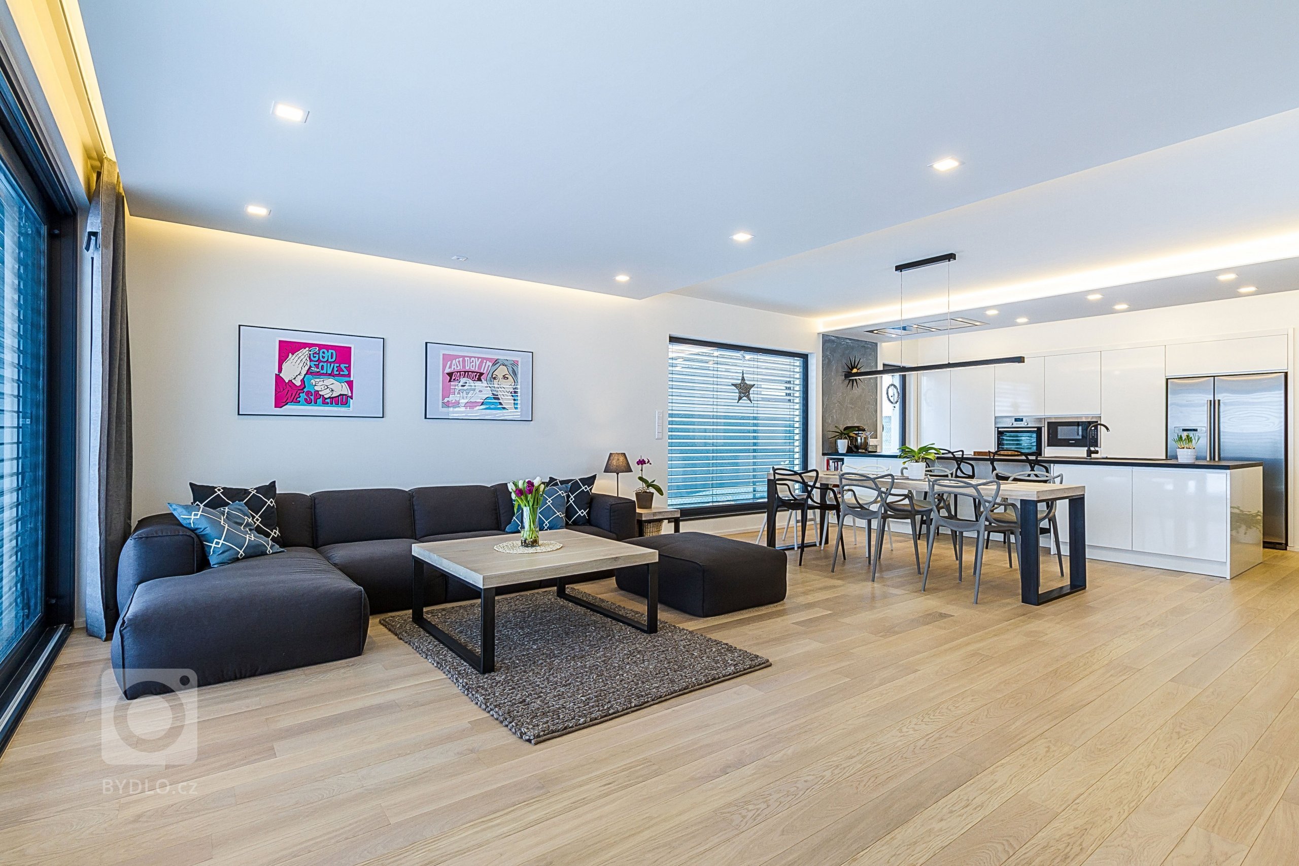 Zadáním rodinného domu v Litoměřicích byla přesná představa klientů o jednopodlažním domě s půdorysem ve tvaru písmene L a s jasně definovanou a vzájemně…