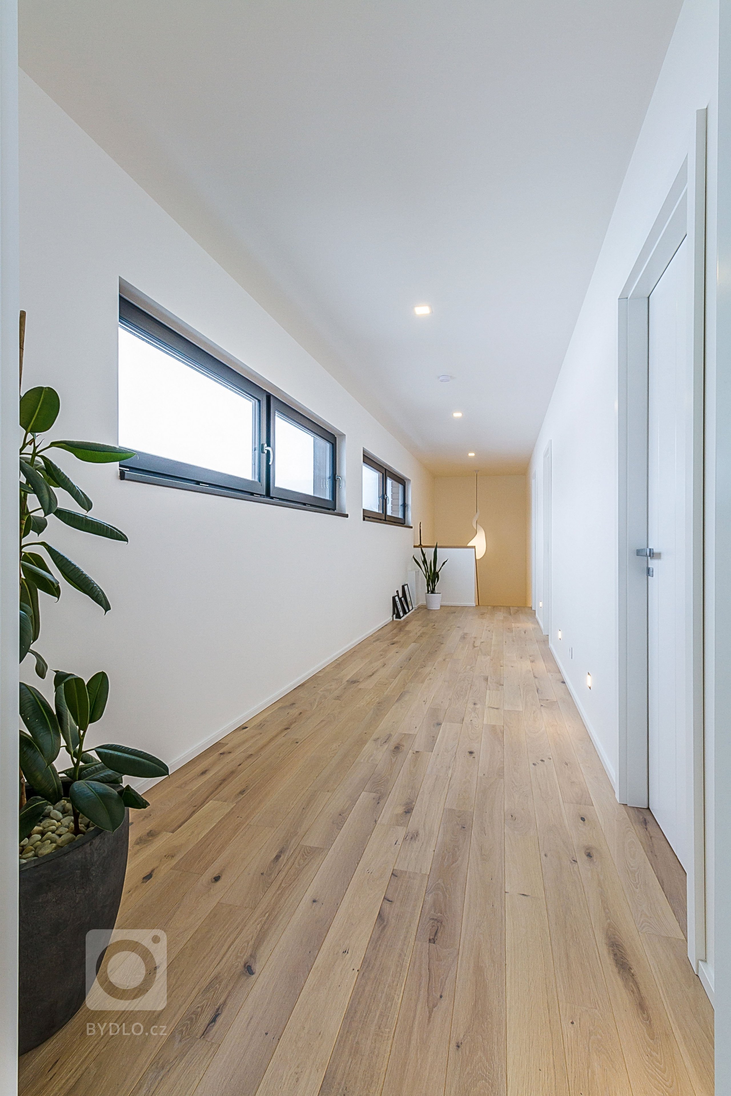 Zadáním rodinného domu v Litoměřicích byla přesná představa klientů o jednopodlažním domě s půdorysem ve tvaru písmene L a s jasně definovanou a vzájemně…