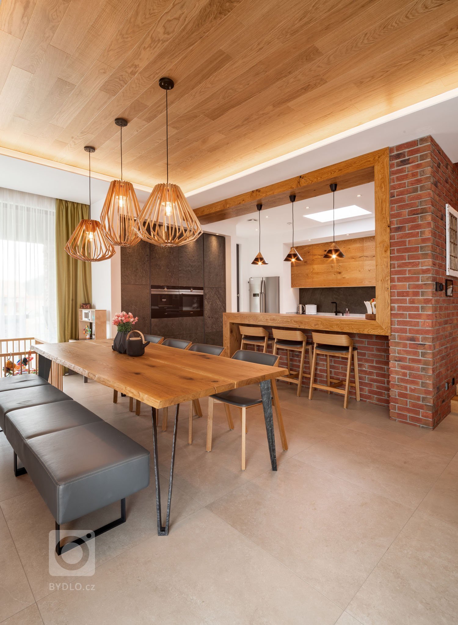 Pasivní dřevostavba, která byla navržena na míru velmi nestandardnímu pozemku, který má 14 metrů převýšení. Zadání bylo udělat kaskádovitý pasivní dům. Dům byl…