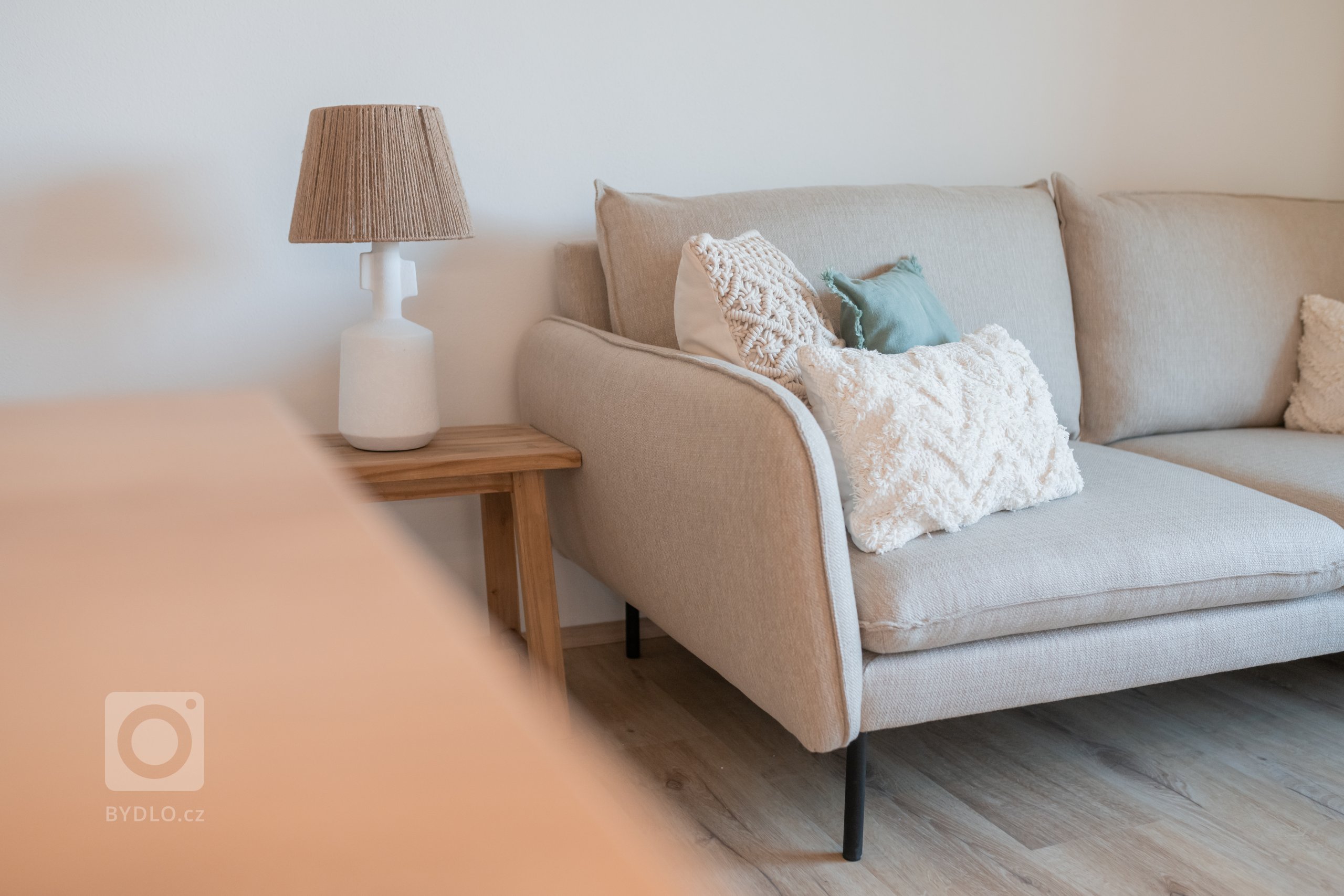 Projekt v nově stojící developerské rezidenci na kraji Zlína, který se odehravá ve stylu Boho.&nbsp;Důraz projektu byl kladený na jednoduchost, prostost a…