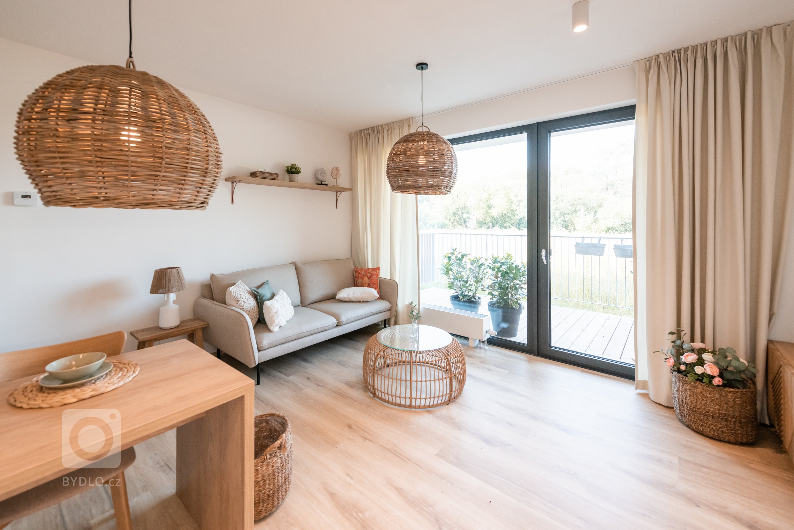 Projekt v nově stojící developerské rezidenci na kraji Zlína, který se odehravá ve stylu Boho.&nbsp;Důraz projektu byl kladený na jednoduchost, prostost a…