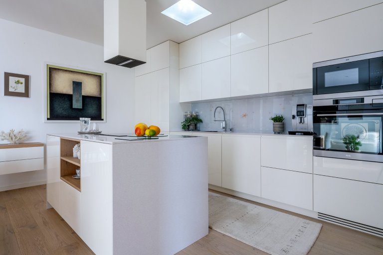 Jedinenčá realizace celého bytu v samotném centru Zlín. Cílem bylo sladit veškére materiály v jedno a nenechat se ovlivnit, tím že to nejde.&nbsp;
