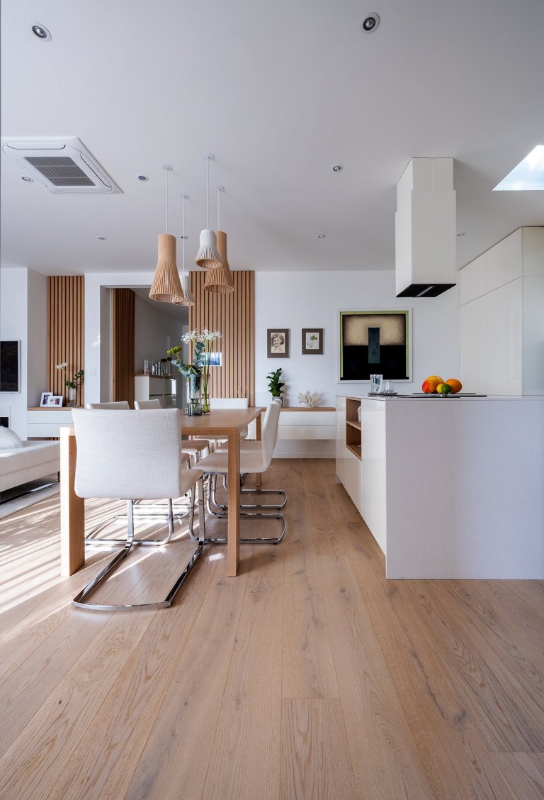 Jedinenčá realizace celého bytu v samotném centru Zlín. Cílem bylo sladit veškére materiály v jedno a nenechat se ovlivnit, tím že to nejde.&nbsp;
