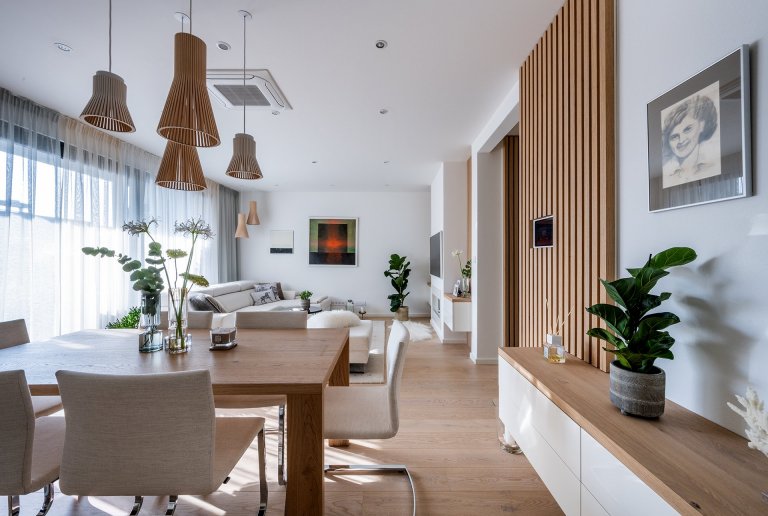 Jedinenčá realizace celého bytu v samotném centru Zlín. Cílem bylo sladit veškére materiály v jedno a nenechat se ovlivnit, tím že to nejde.&nbsp;
