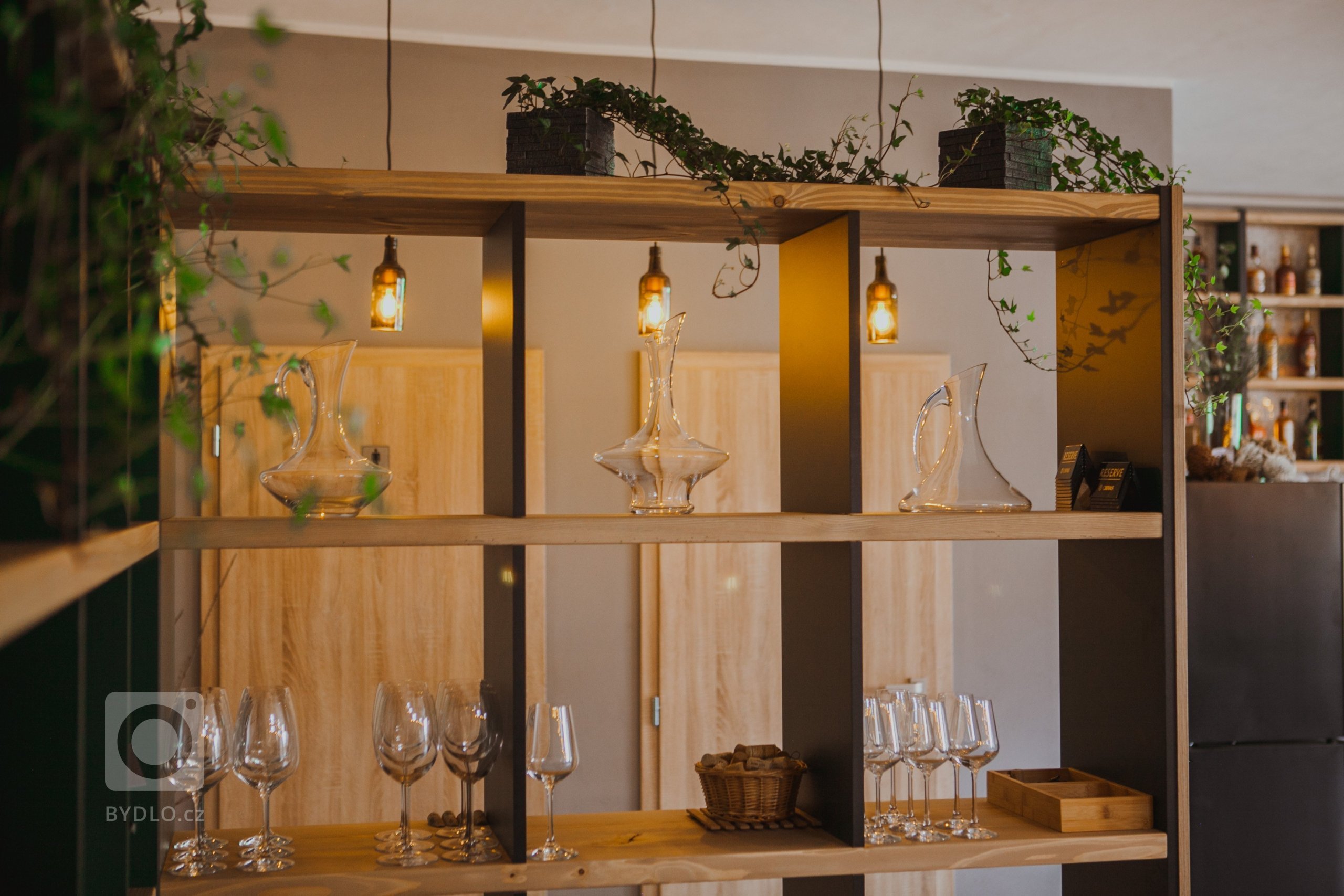 Spojení kavárny, vinárny a baru v jednom. Záleží na co je zrovna chuť. Tématické jméno La Šiška jak jinak než u prostoru o velikosti 87,63 m2 bez zázemí, který…