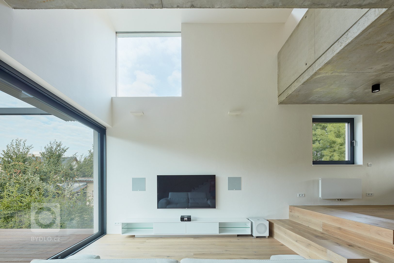 Doplnění chybějící poloviny stávajícího dvojdomu současnou přístavbou pro čtyřčlennou rodinu.
Klíčovou snahou návrhu bylo vytvoření volně plynoucího vnitřního…