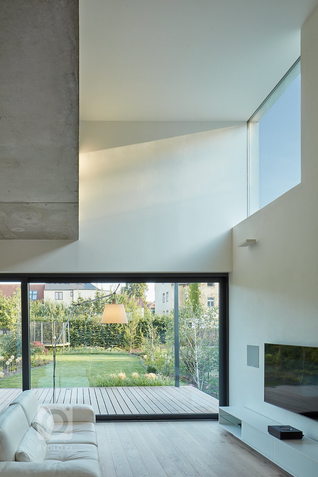 Doplnění chybějící poloviny stávajícího dvojdomu současnou přístavbou pro čtyřčlennou rodinu.
Klíčovou snahou návrhu bylo vytvoření volně plynoucího vnitřního…