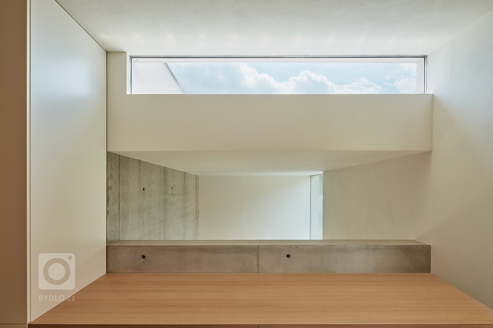 Doplnění chybějící poloviny stávajícího dvojdomu současnou přístavbou pro čtyřčlennou rodinu.
Klíčovou snahou návrhu bylo vytvoření volně plynoucího vnitřního…