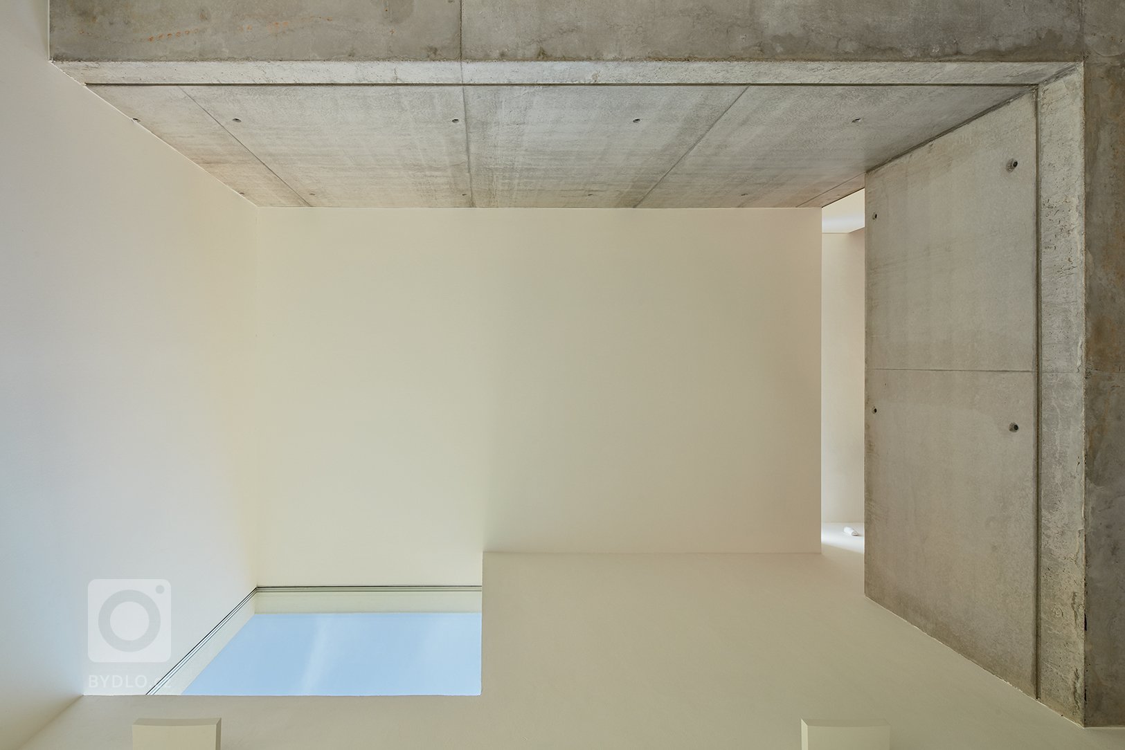 Doplnění chybějící poloviny stávajícího dvojdomu současnou přístavbou pro čtyřčlennou rodinu.
Klíčovou snahou návrhu bylo vytvoření volně plynoucího vnitřního…