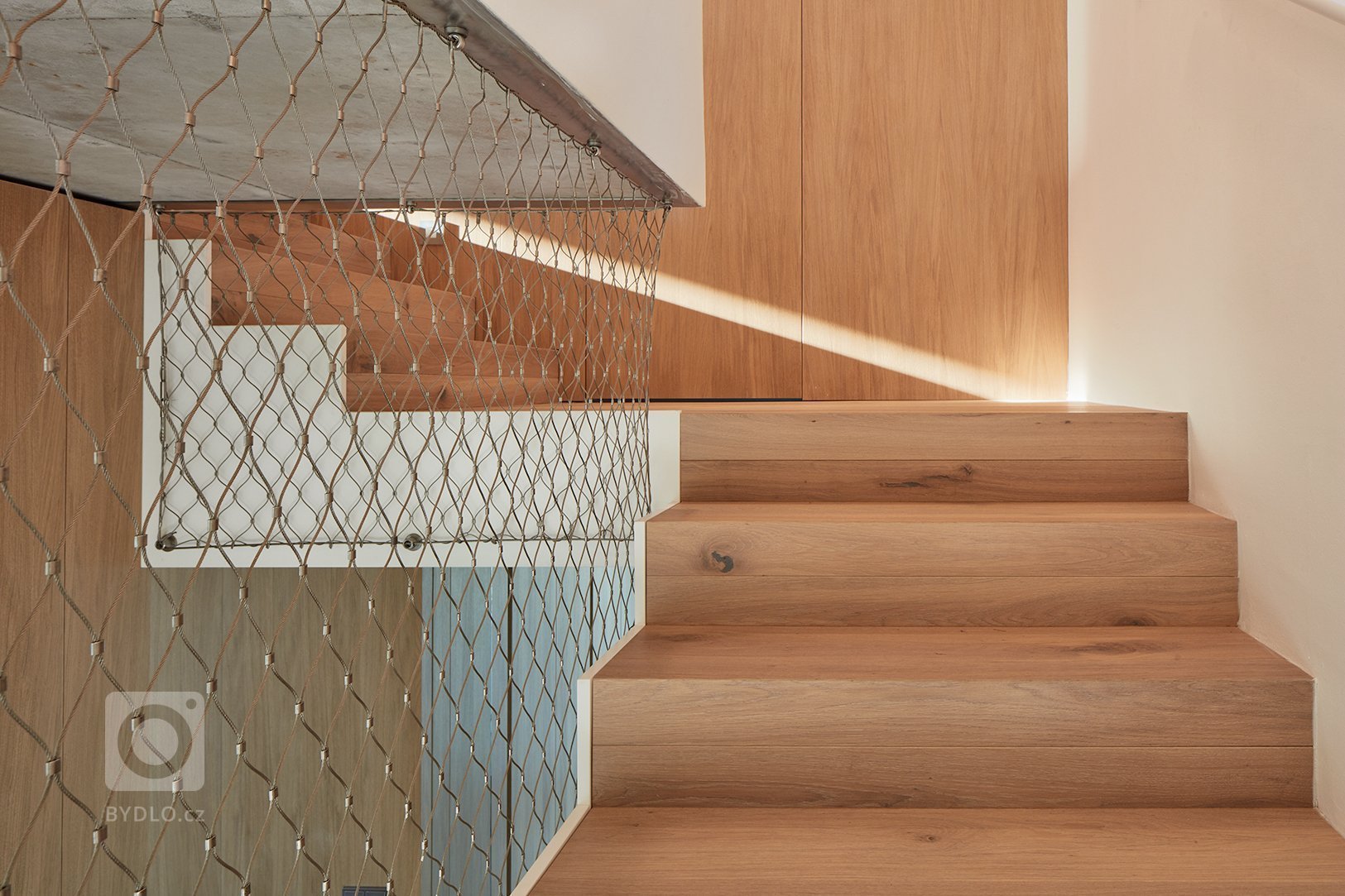 Doplnění chybějící poloviny stávajícího dvojdomu současnou přístavbou pro čtyřčlennou rodinu.
Klíčovou snahou návrhu bylo vytvoření volně plynoucího vnitřního…