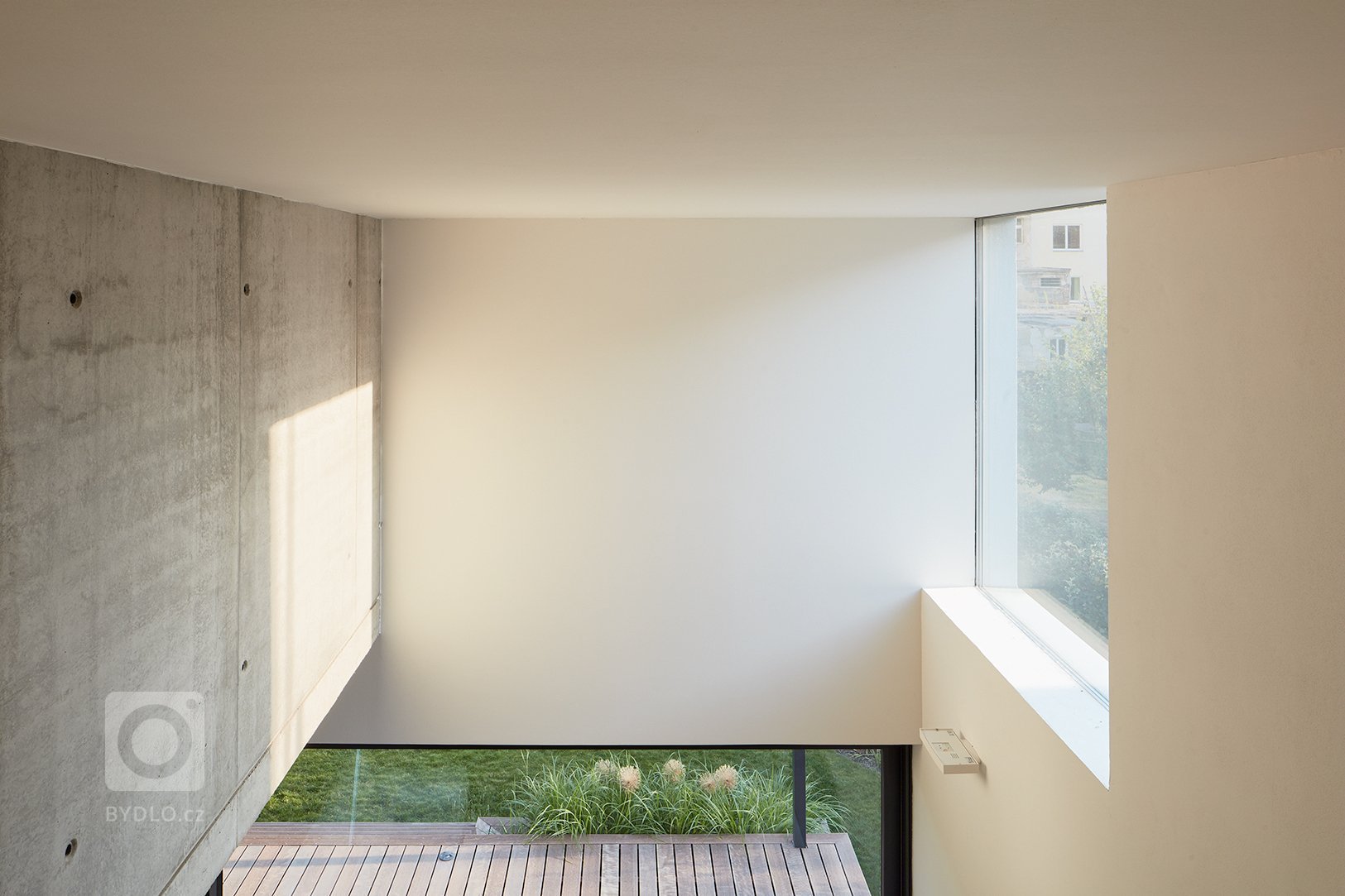 Doplnění chybějící poloviny stávajícího dvojdomu současnou přístavbou pro čtyřčlennou rodinu.
Klíčovou snahou návrhu bylo vytvoření volně plynoucího vnitřního…