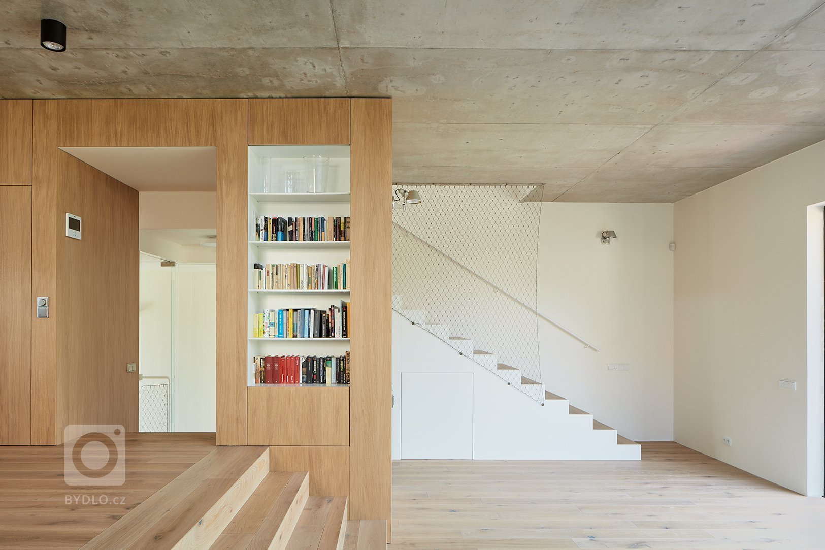 Doplnění chybějící poloviny stávajícího dvojdomu současnou přístavbou pro čtyřčlennou rodinu.
Klíčovou snahou návrhu bylo vytvoření volně plynoucího vnitřního…