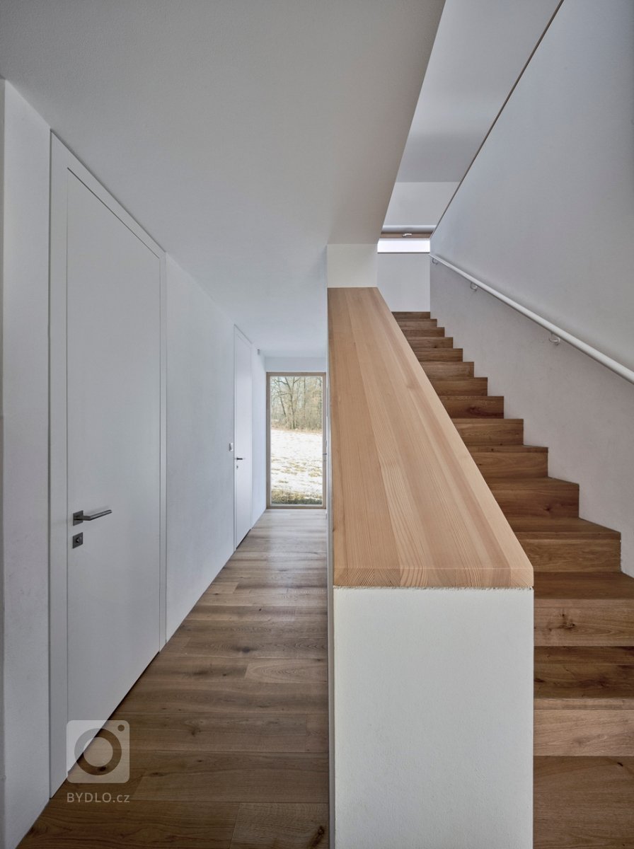 Dům se nachází na okraji Prahy v nové developerské oblasti Kreslice.&nbsp;Šikmý pozemek je ohraničen na svém severním okraji objemem starých dubů.&nbsp;Půdorys…