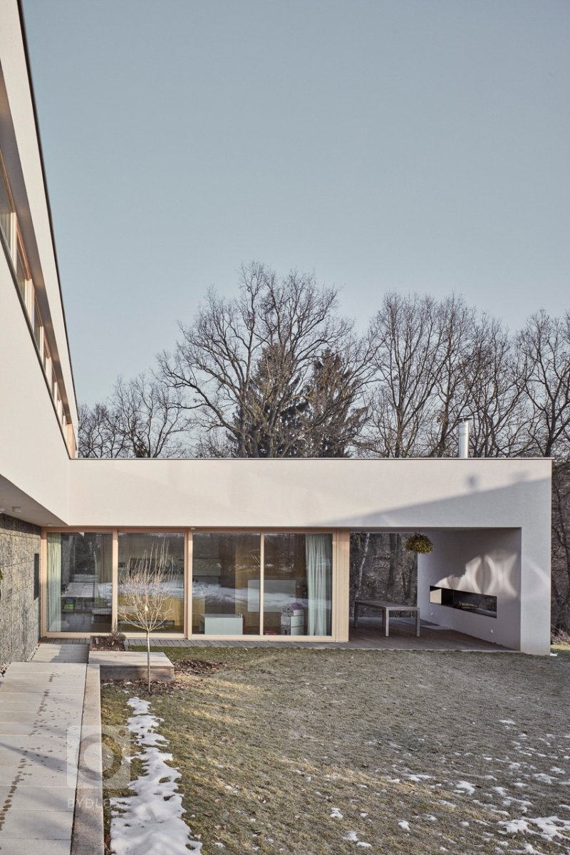 Dům se nachází na okraji Prahy v nové developerské oblasti Kreslice.&nbsp;Šikmý pozemek je ohraničen na svém severním okraji objemem starých dubů.&nbsp;Půdorys…